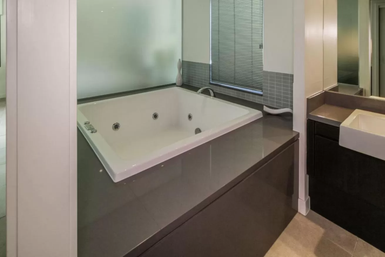 Bathroom in Port Douglas Private Apartments in Temple