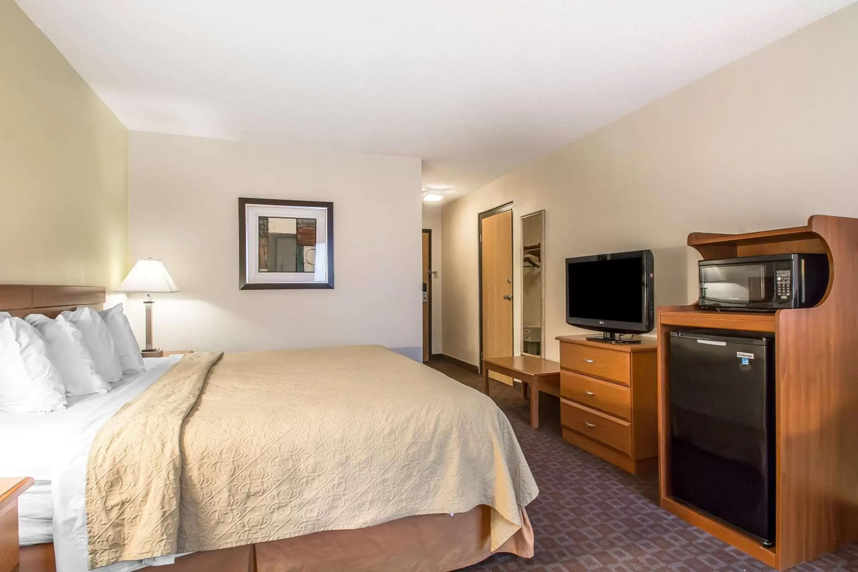 Photo of the whole room, TV/Entertainment Center in Quality Inn Morris I-80