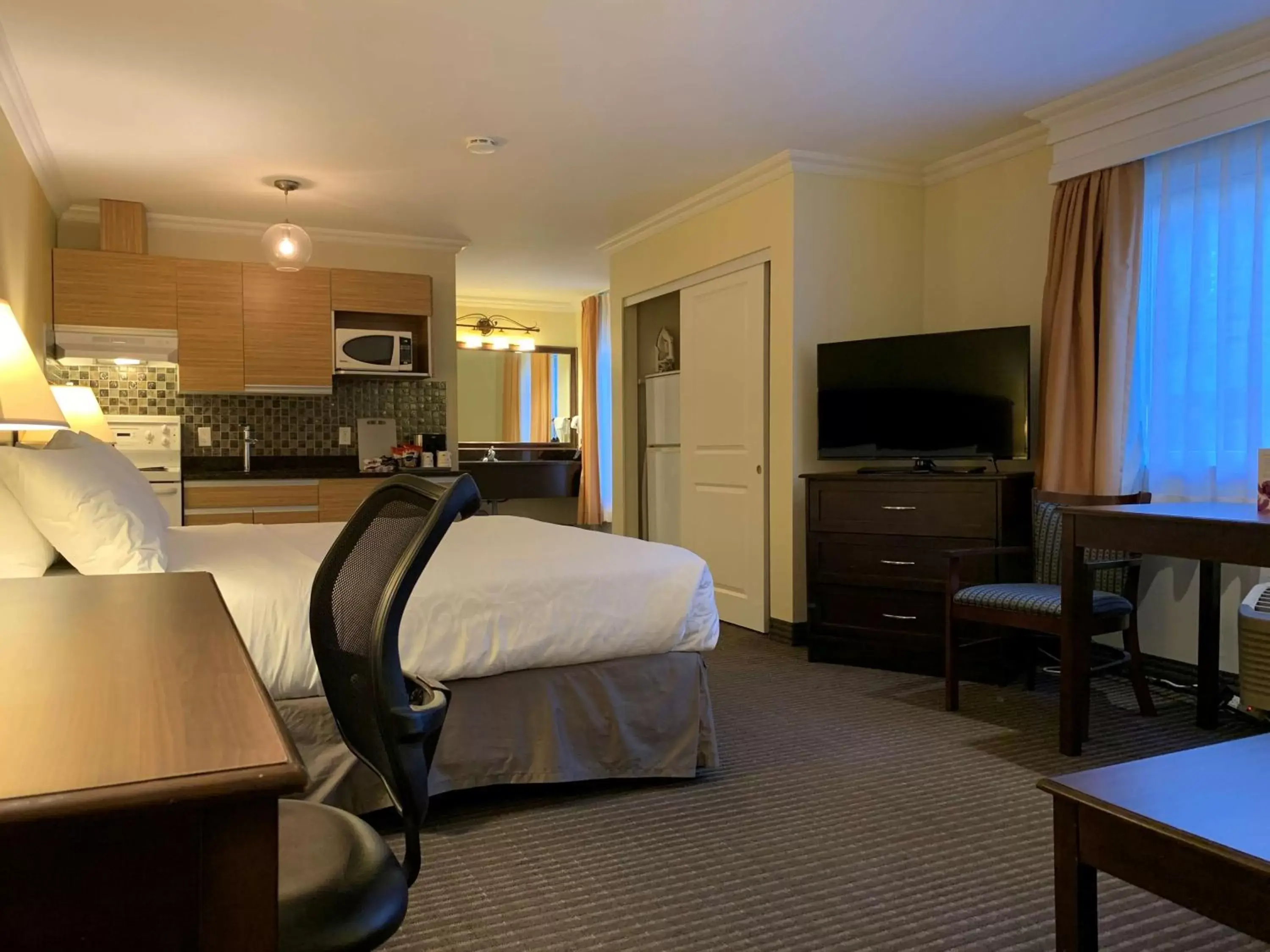Photo of the whole room, TV/Entertainment Center in Best Western PLUS Burnaby Hotel