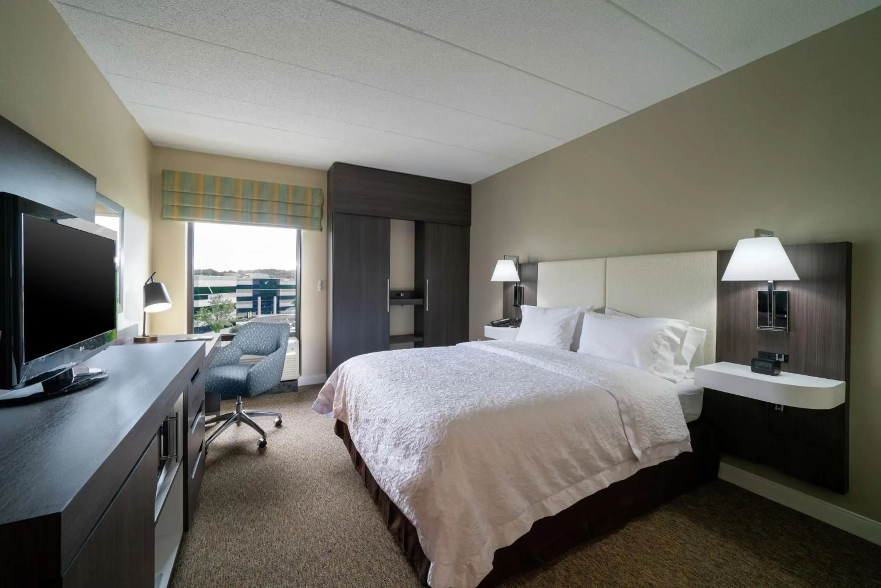 Bedroom, Bed in Hampton Inn & Suites Valley Forge/Oaks Bedroom, Bed in Hampton Inn & Suites Valley Forge/Oaks