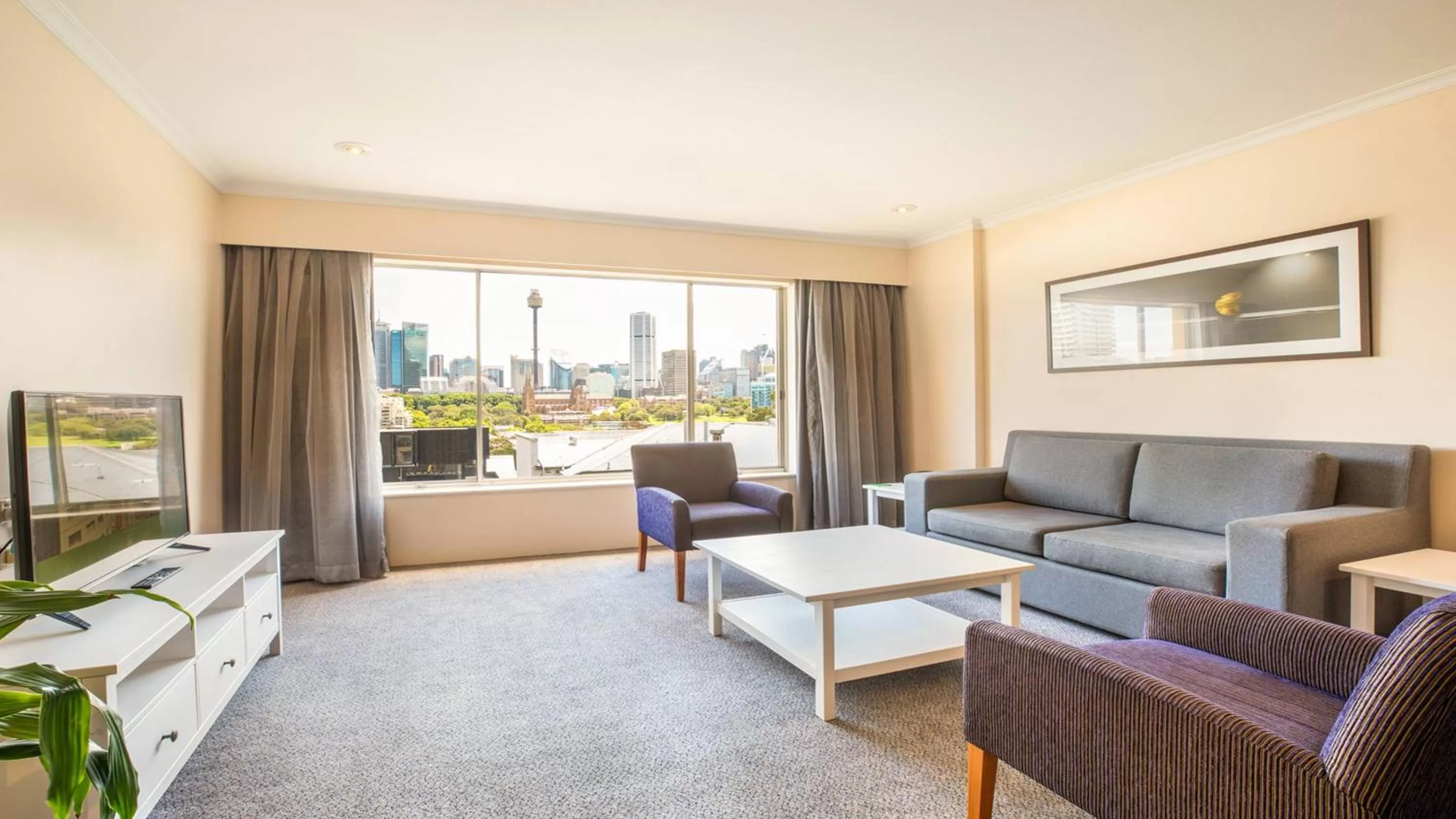 Photo of the whole room in Holiday Inn Sydney Potts Point