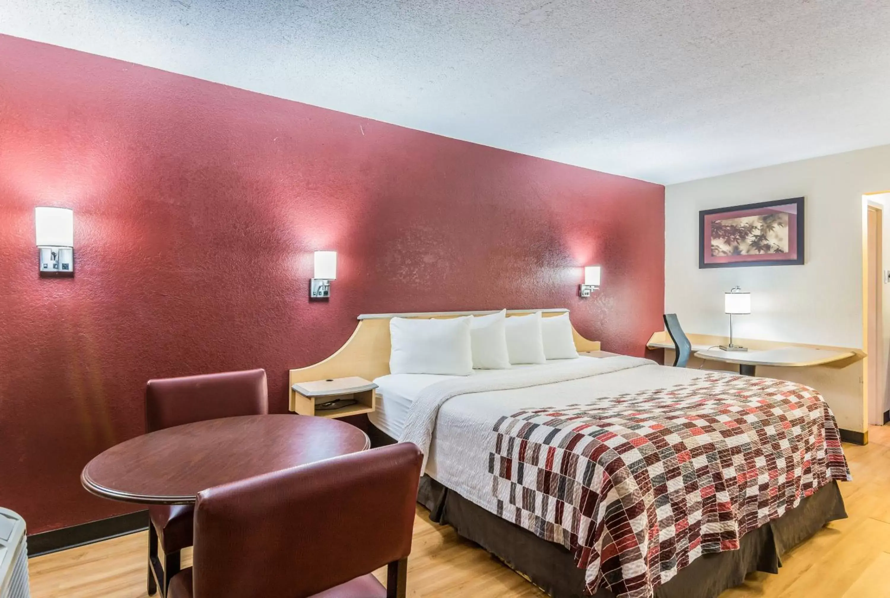 Photo of the whole room, Bed in Red Roof Inn Williamsburg