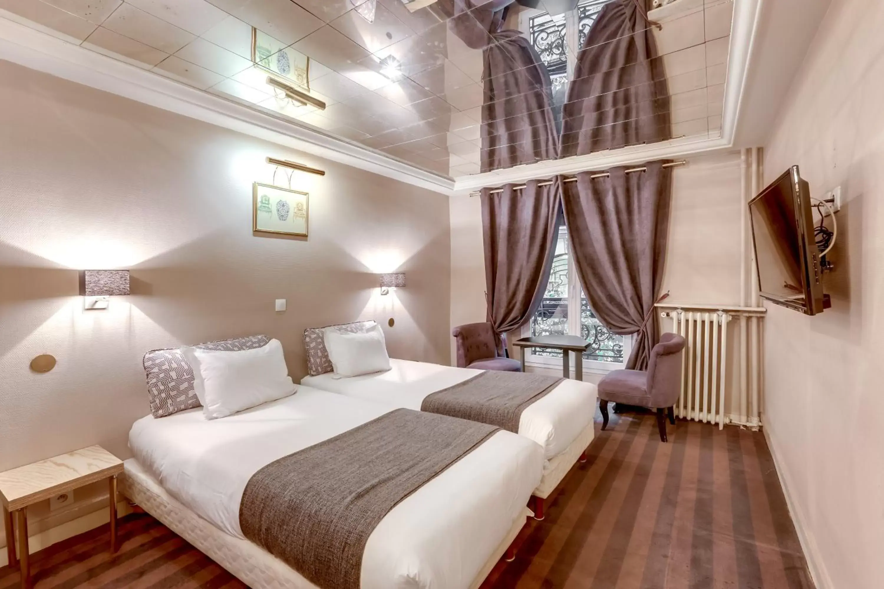 Bed in Hotel Opera Maintenon