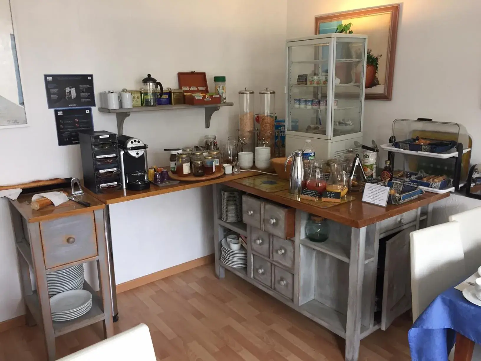 Continental breakfast, Kitchen/Kitchenette in Logis Hotel des Cayrons