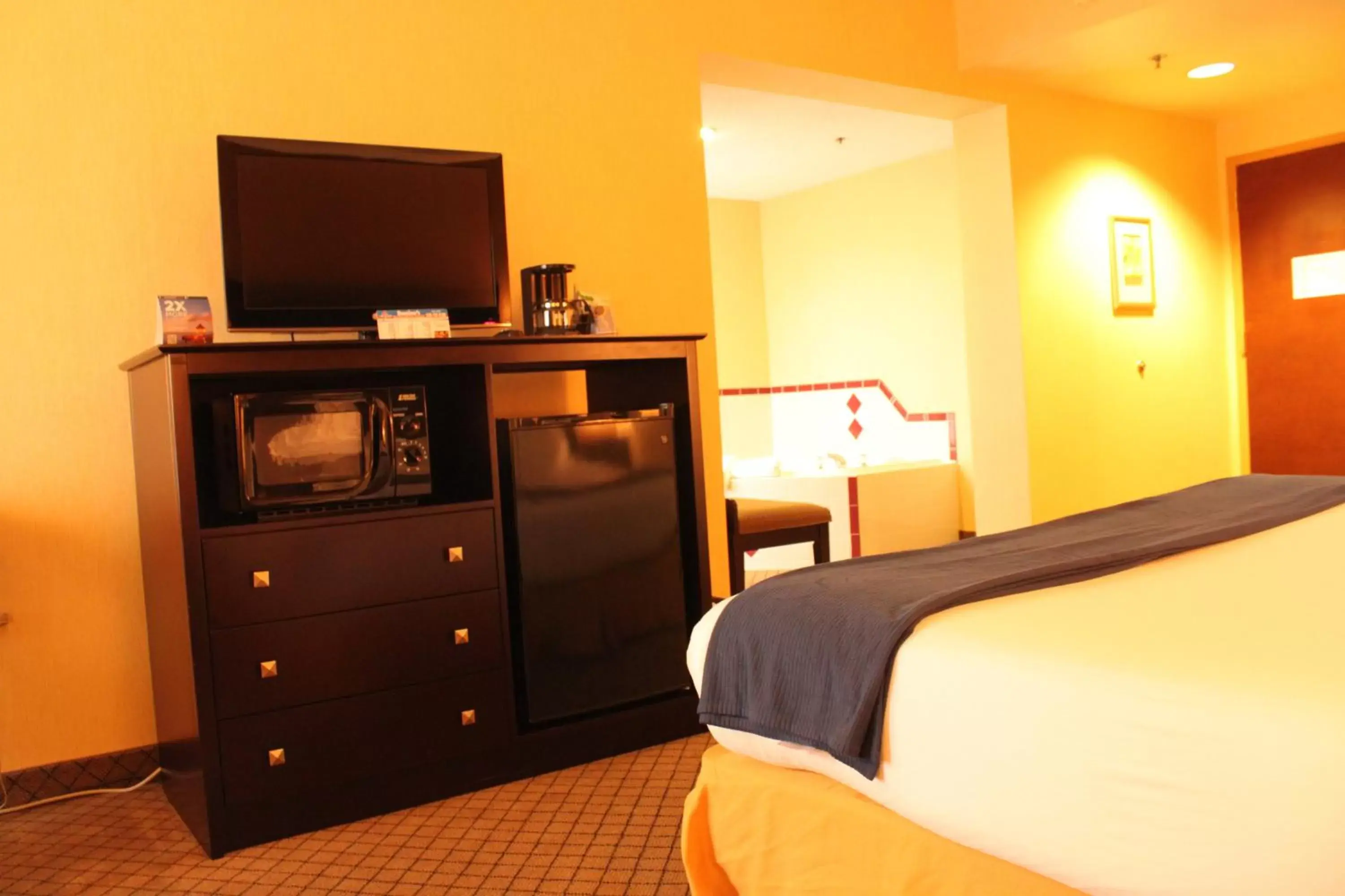 Bed, TV/Entertainment Center in Holiday Inn Express Lewisburg - New Columbia, an IHG Hotel