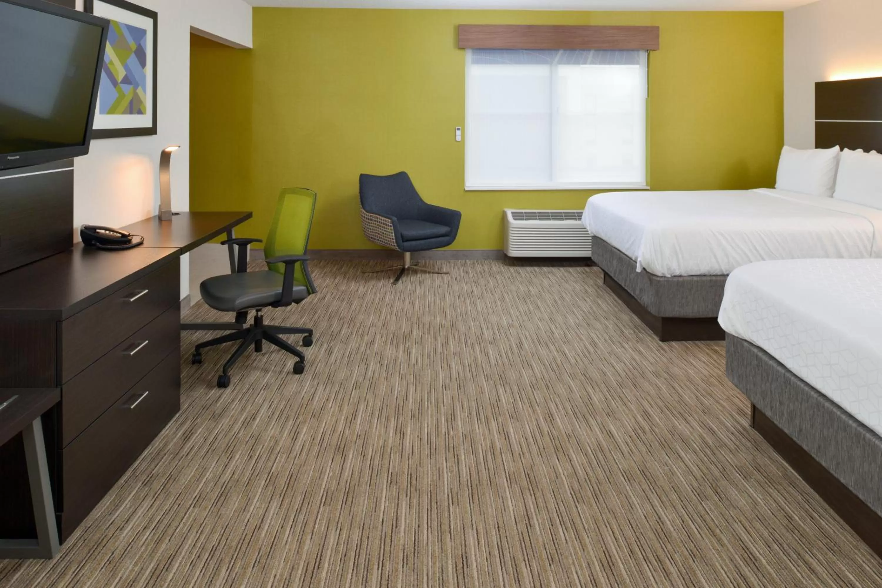 Photo of the whole room, Bed in Holiday Inn Express Wixom by IHG