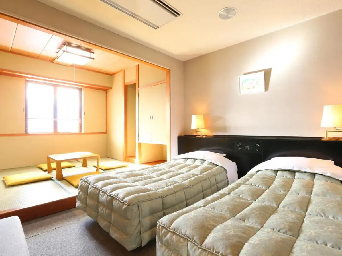 Photo of the whole room, Bed in Hotel Silk In Madarao