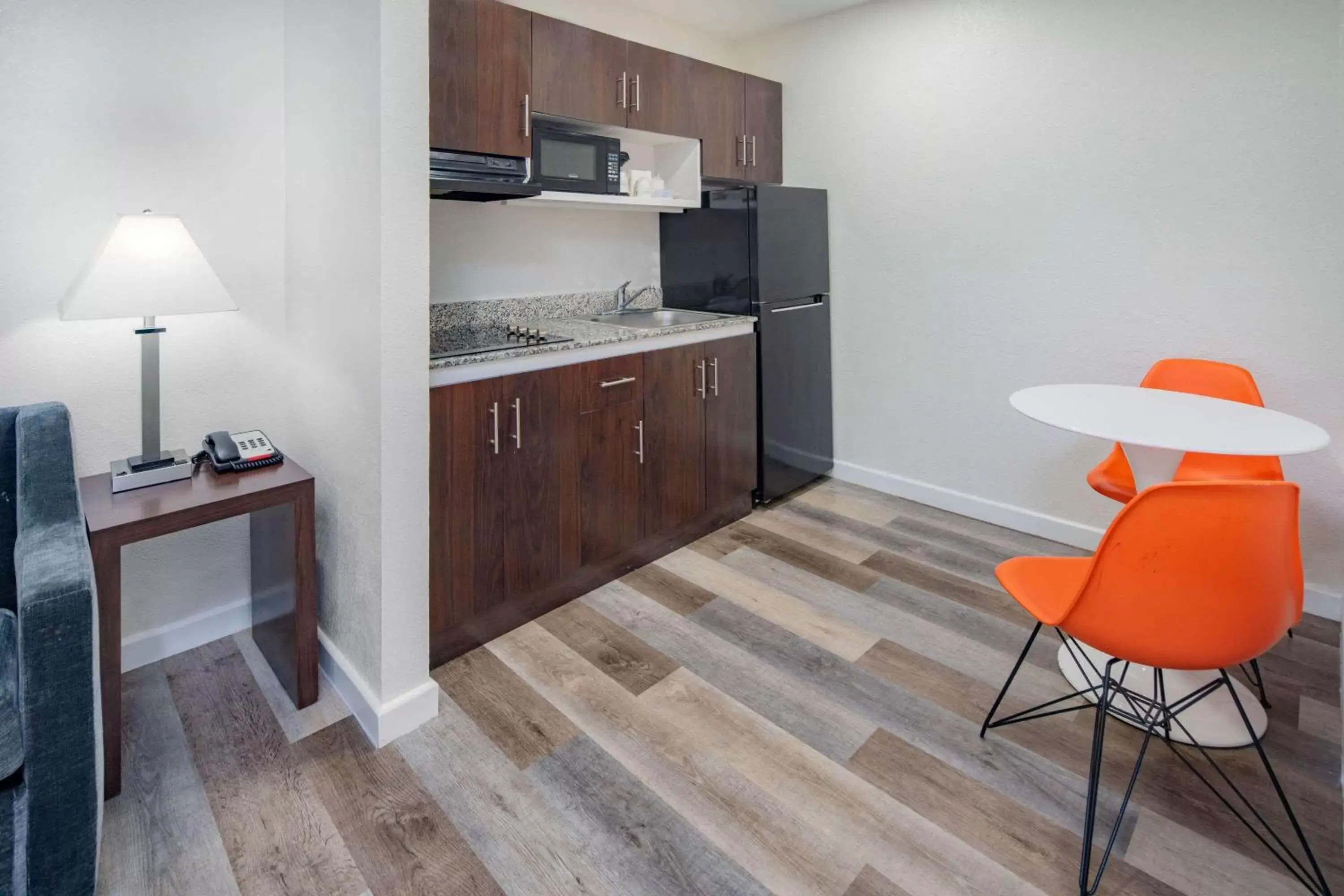 Photo of the whole room, Kitchen/Kitchenette in Howard Johnson by Wyndham Chula Vista/San Diego Suite Hotel