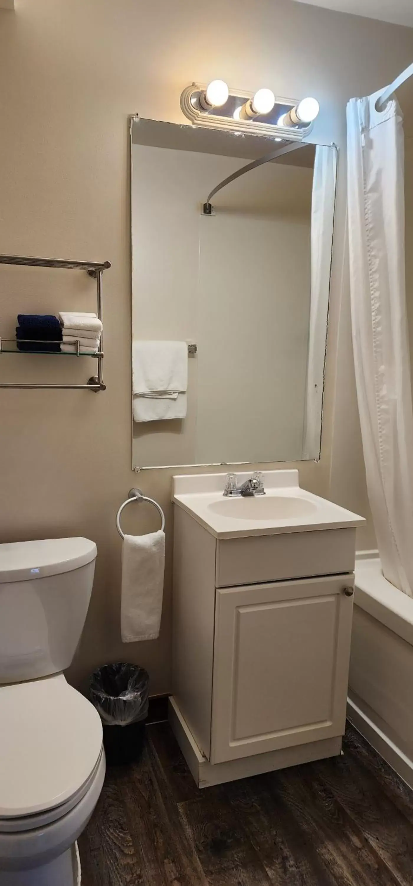 Bathroom in Meares Vista Inn