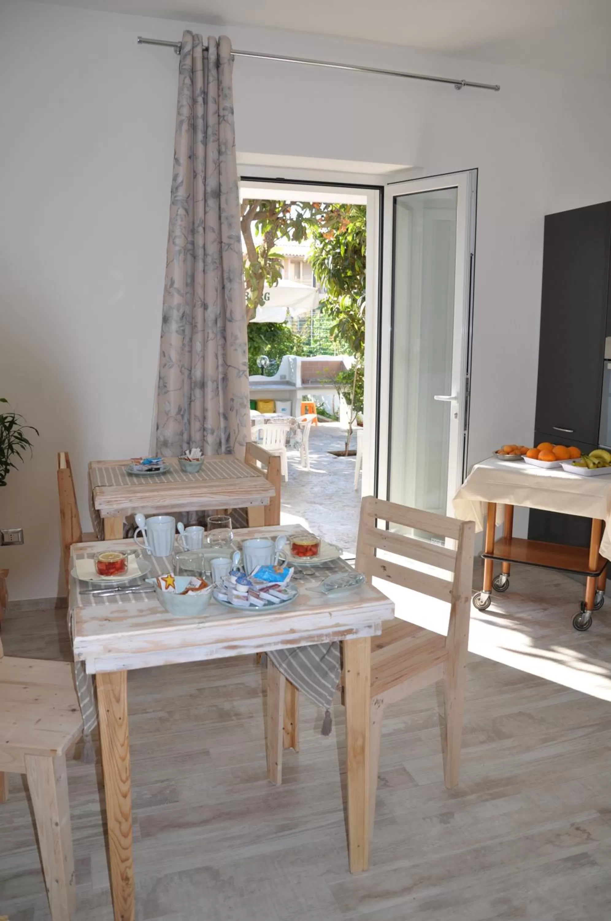 Breakfast in B&B Les Chambres Rooms & Suite