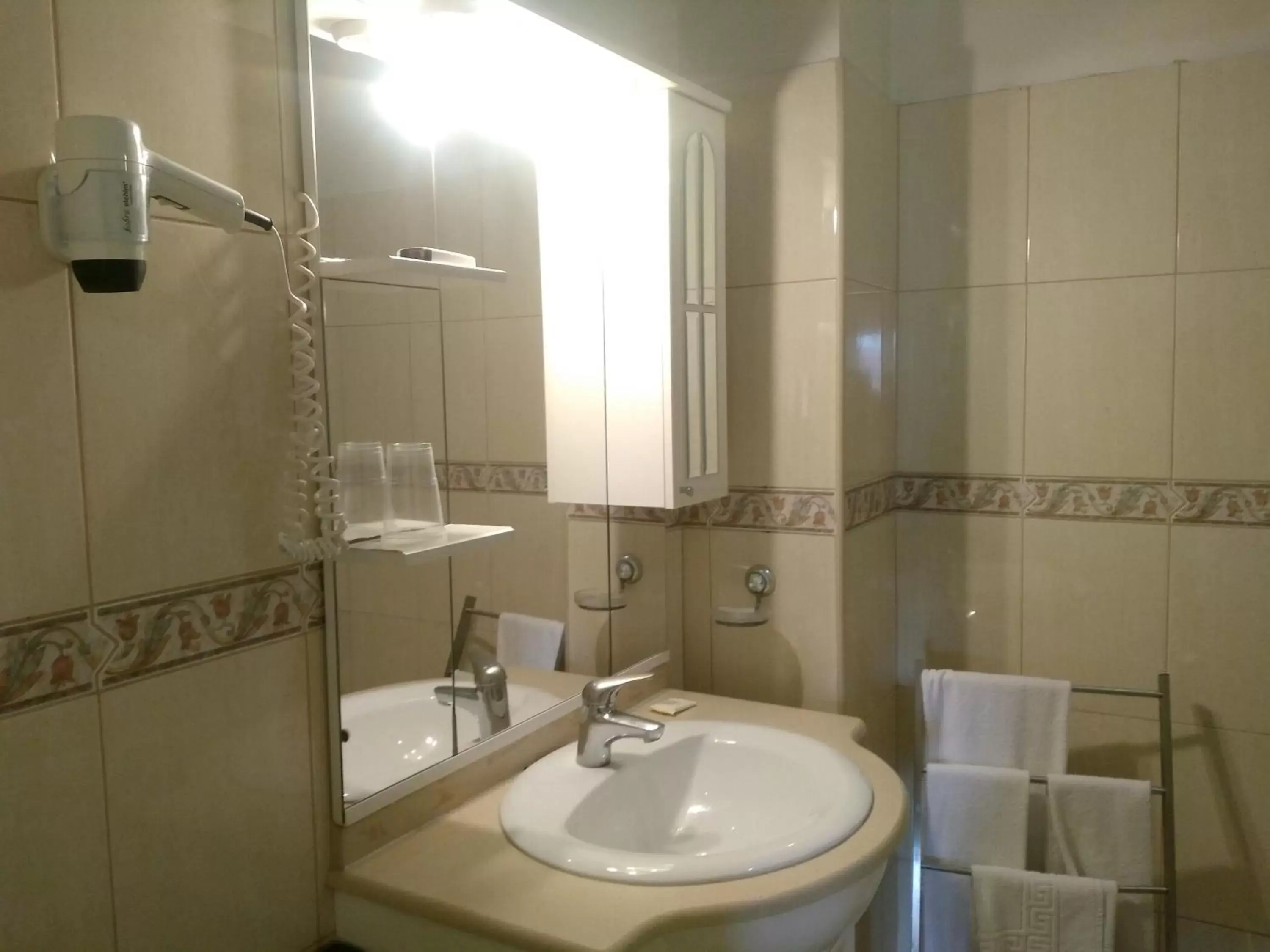 Shower, Bathroom in Hotel Mira D'Aire