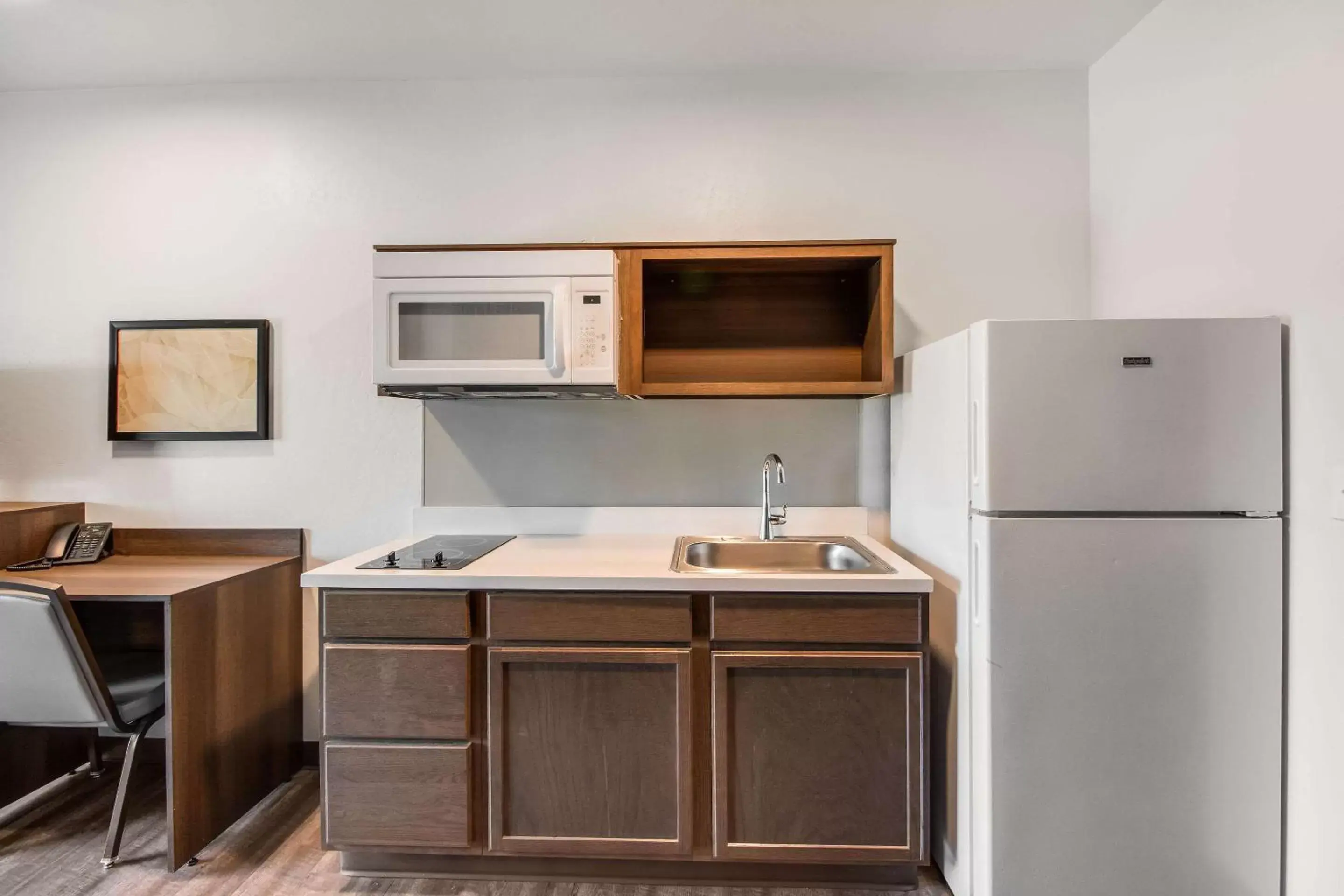 Photo of the whole room, Kitchen/Kitchenette in WoodSpring Suites Bakersfield Airport