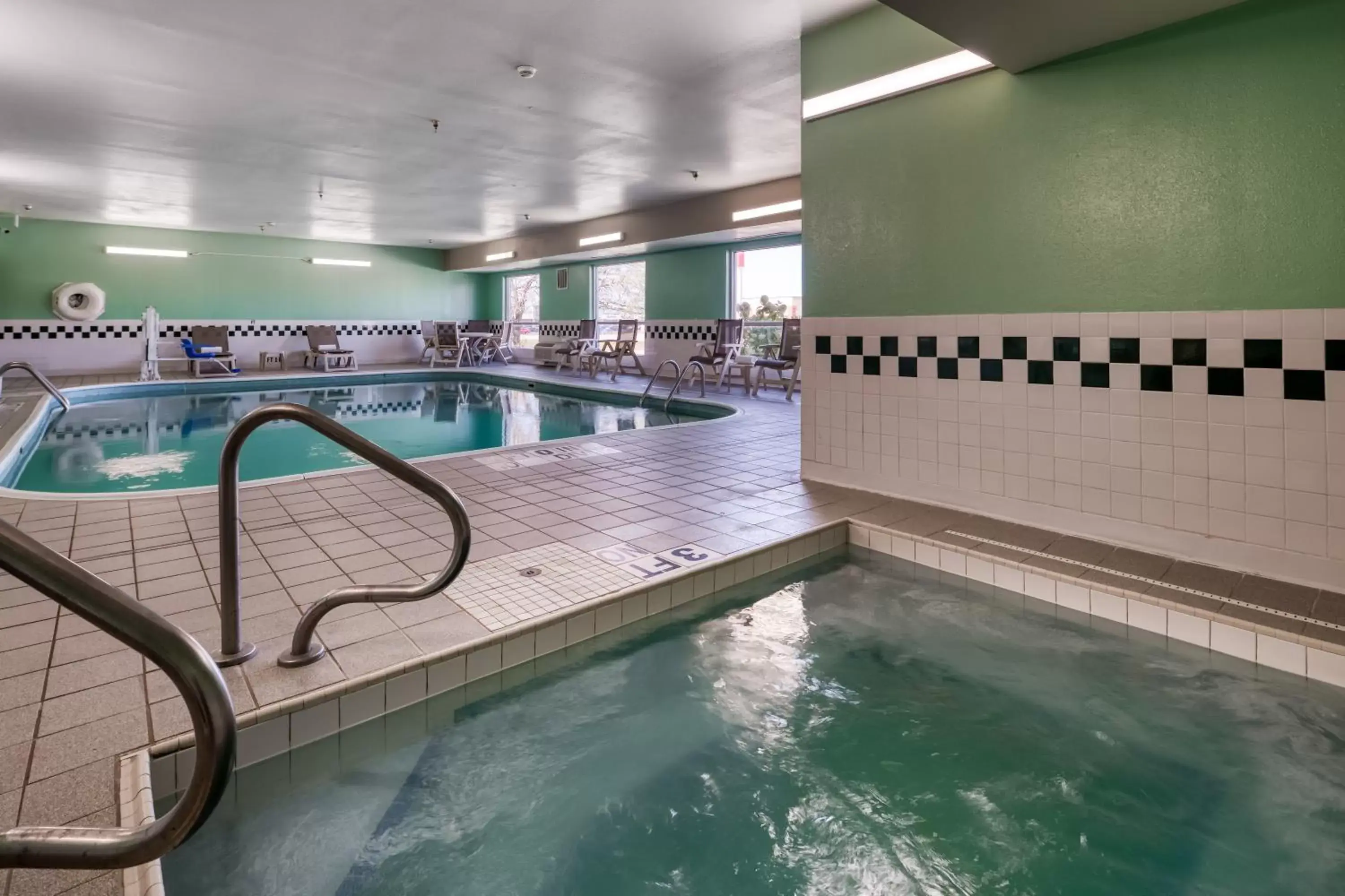 Hot Tub, Swimming Pool in Quality Inn & Suites Springfield Southwest near I-72