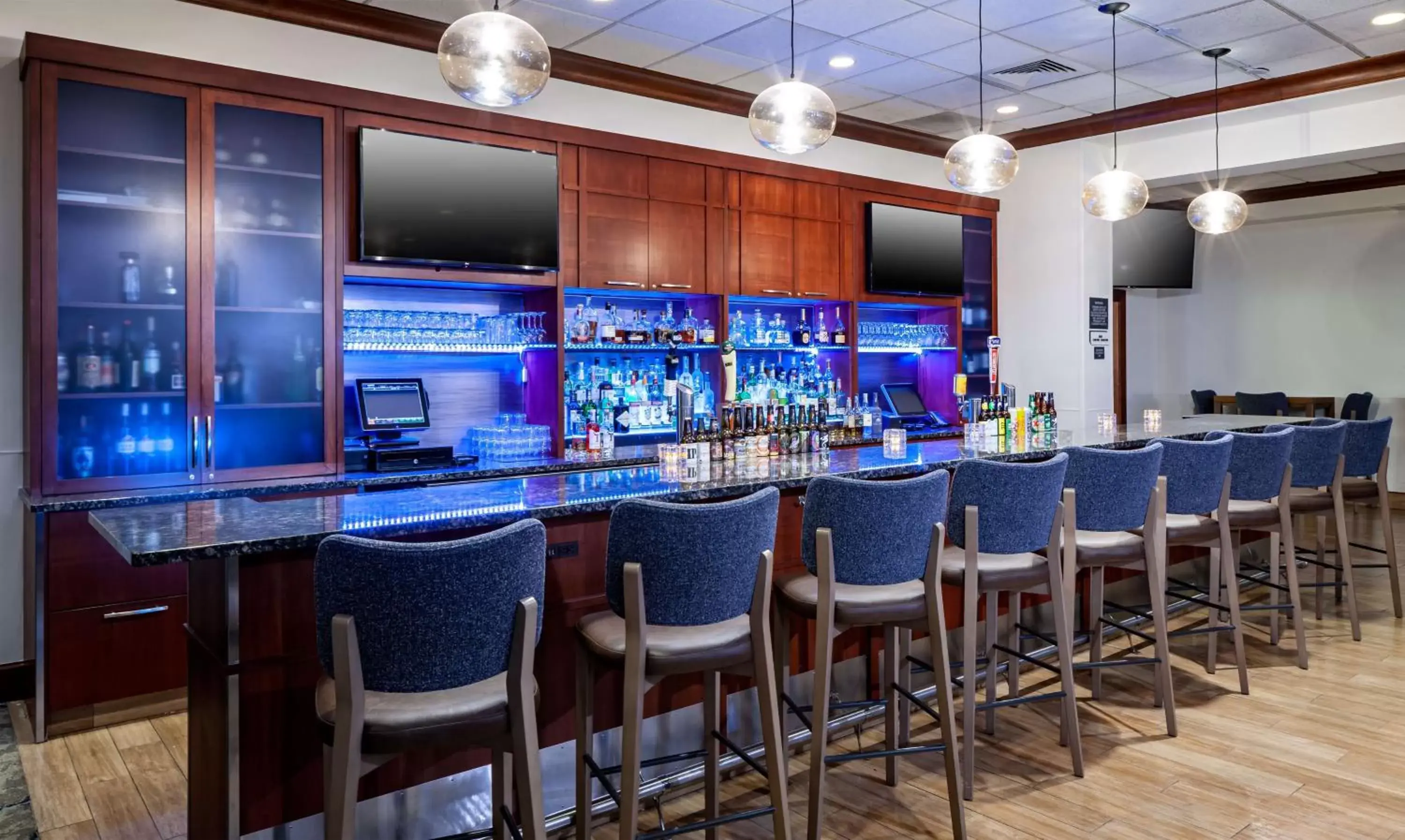 Lounge or bar in Hilton Garden Inn Chicago O'Hare Airport