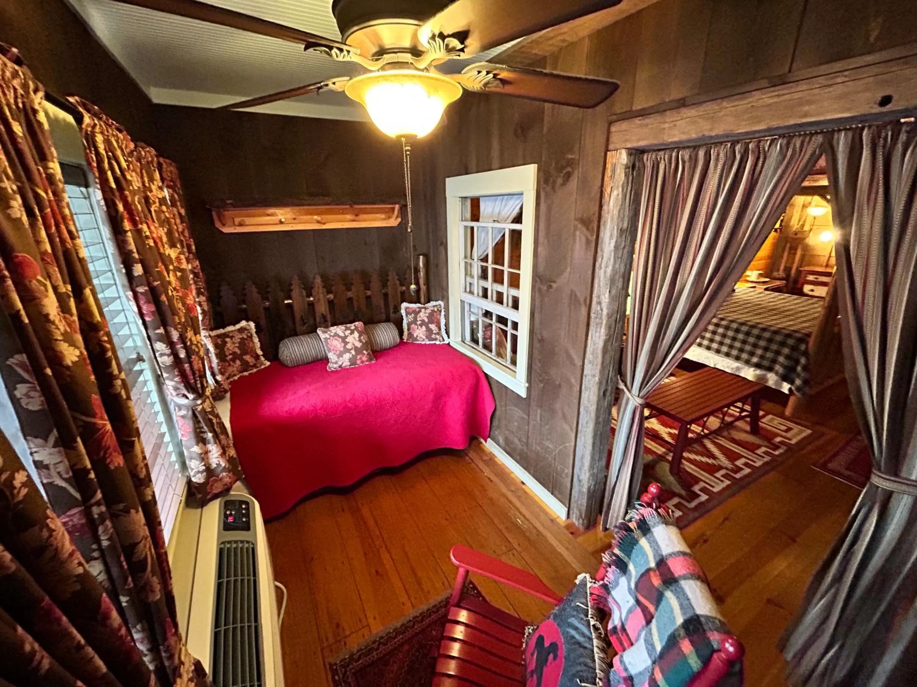 Seating area, Bed in The Common Man Inn, Spa & Lodge