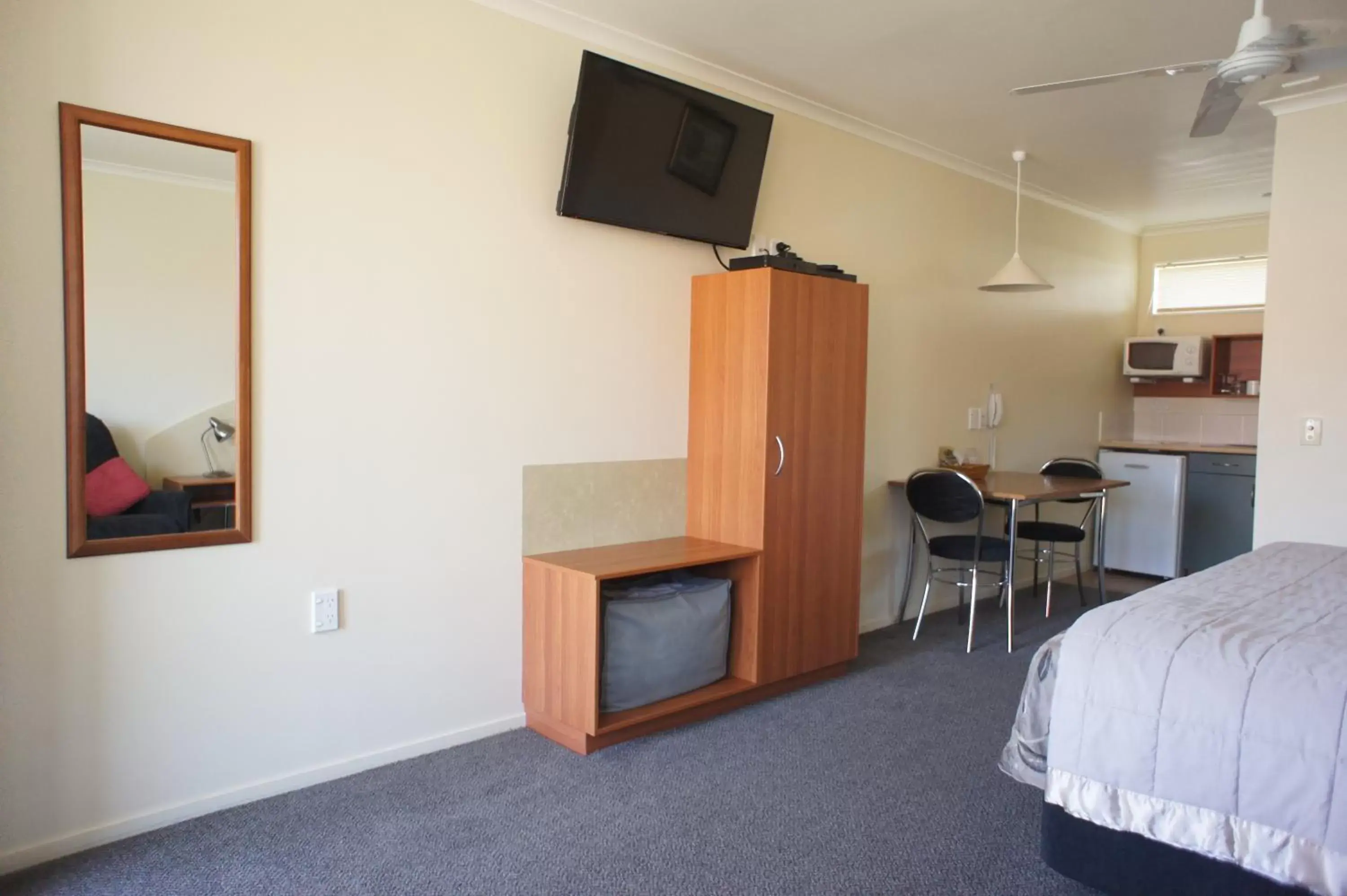 Kitchen or kitchenette, TV/Entertainment Center in Bks Egmont Motor Lodge