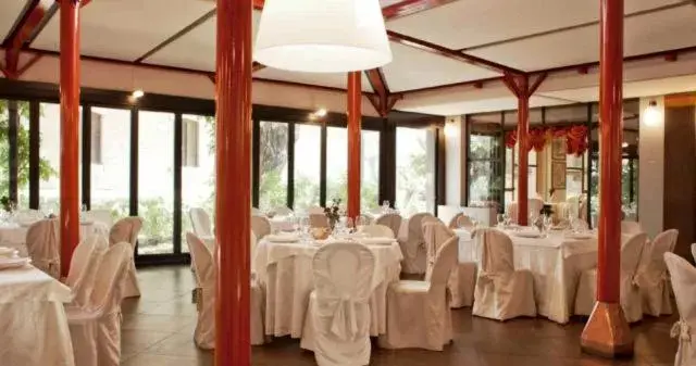 Restaurant/places to eat, Banquet Facilities in Deco Hotel