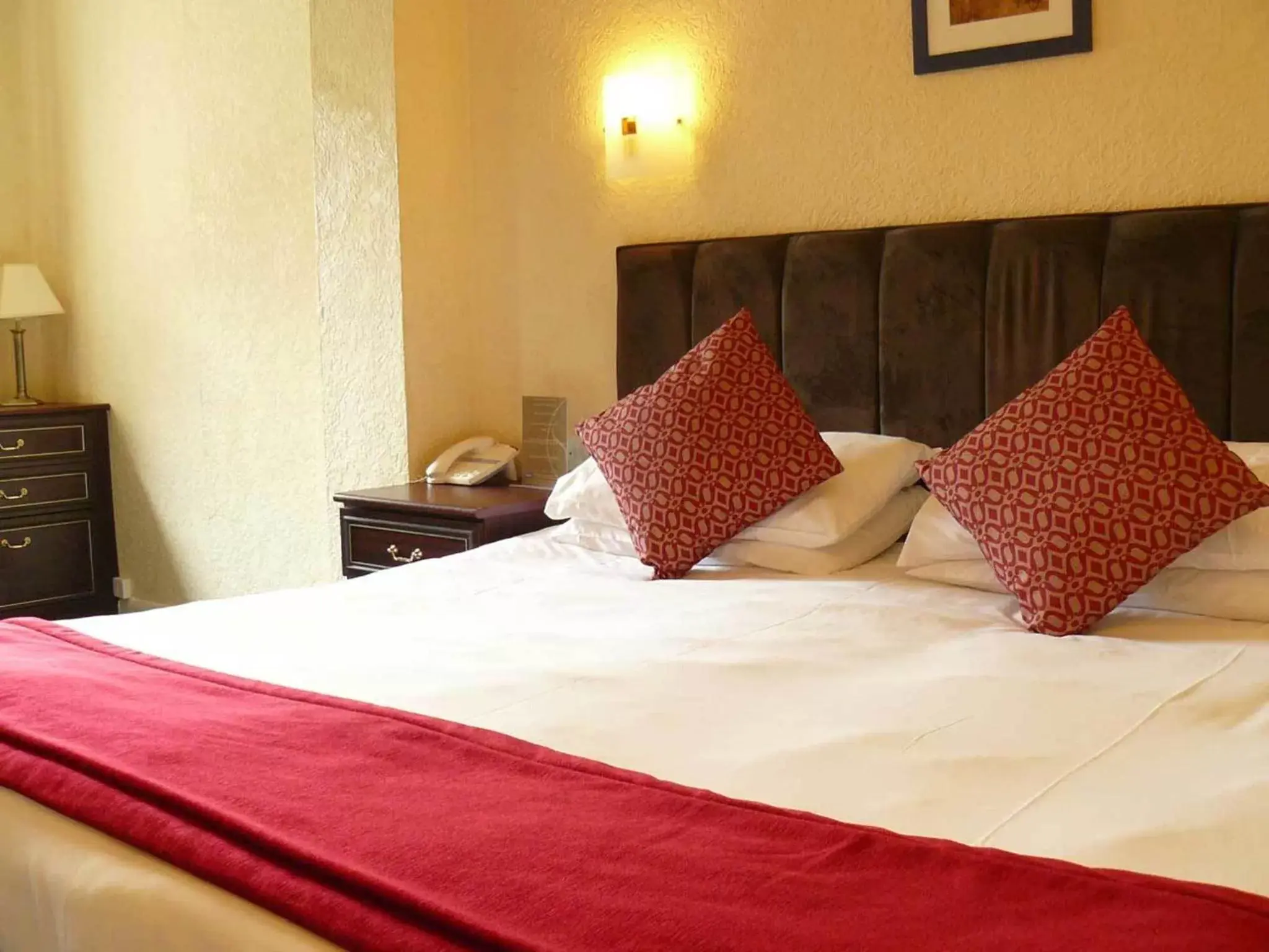 Bed in Springfield Hotel & Restaurant