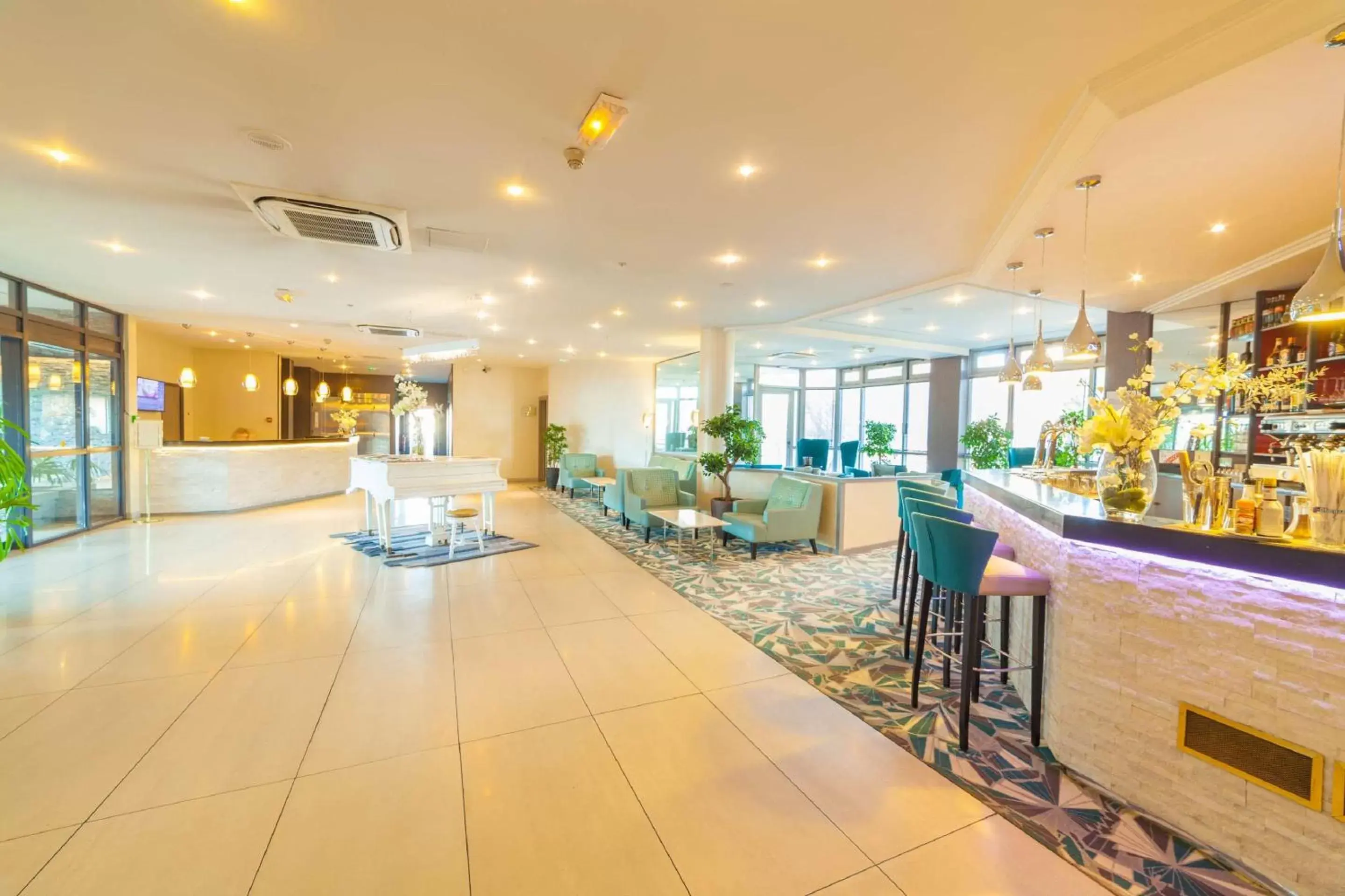 Lobby or reception in Best Western Plus Evreux Palais Des Congrès