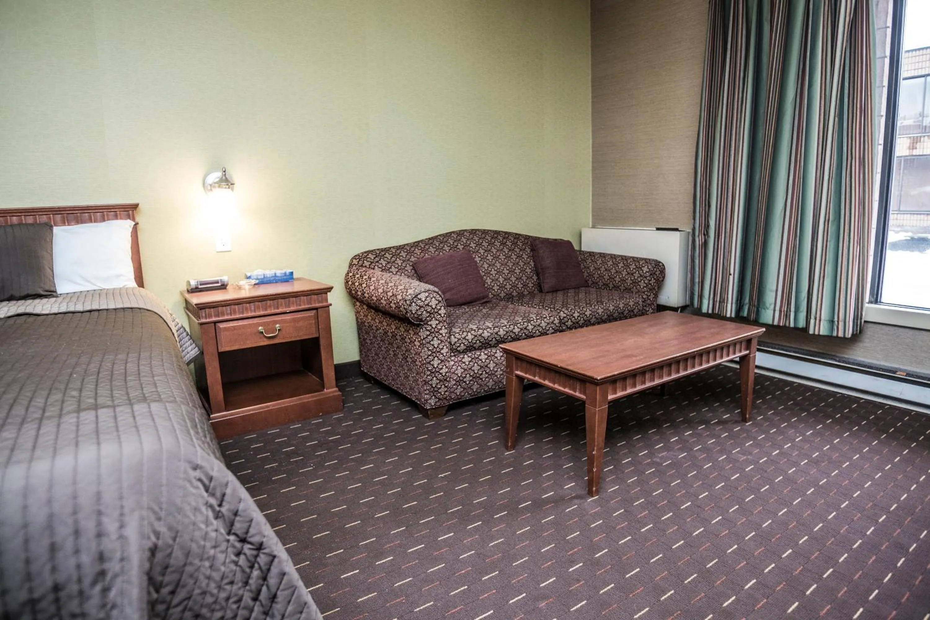 Day, Bed in Mississauga Gate Inn