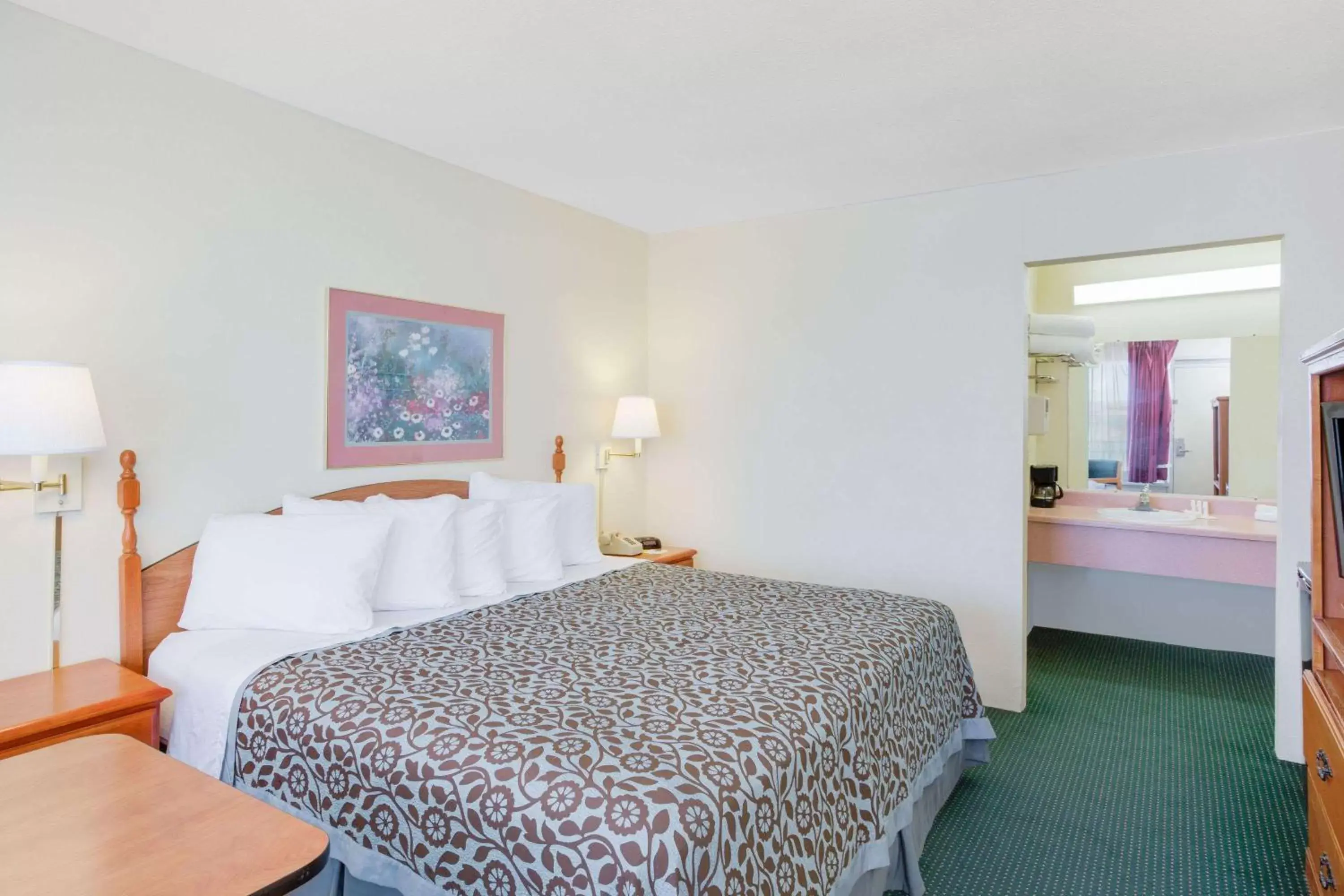 Photo of the whole room, Bed in Days Inn by Wyndham Newport