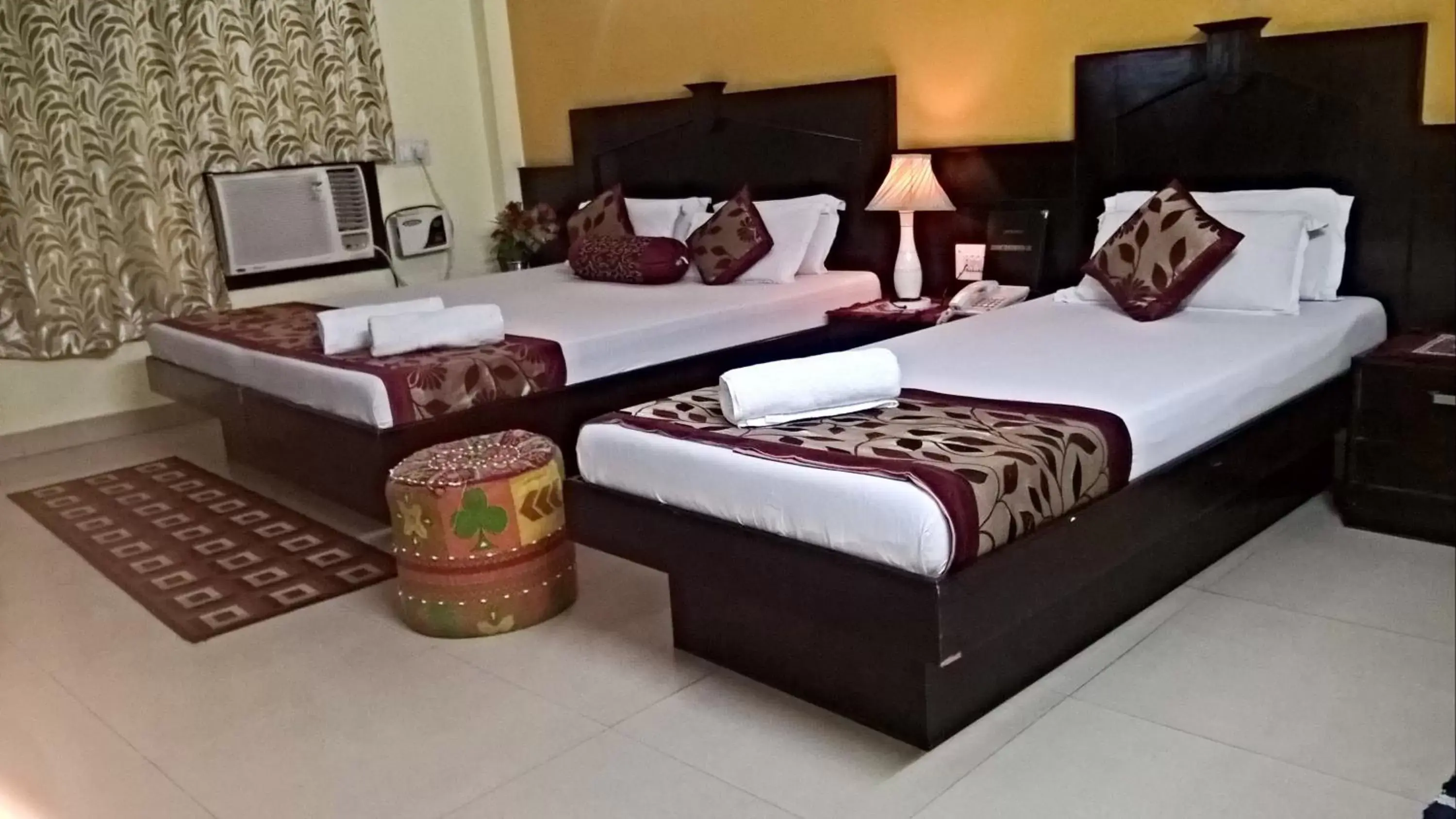 Decorative detail, Bed in Hotel Su Shree Continental 5 Minutes Walk From New Delhi Railway Station