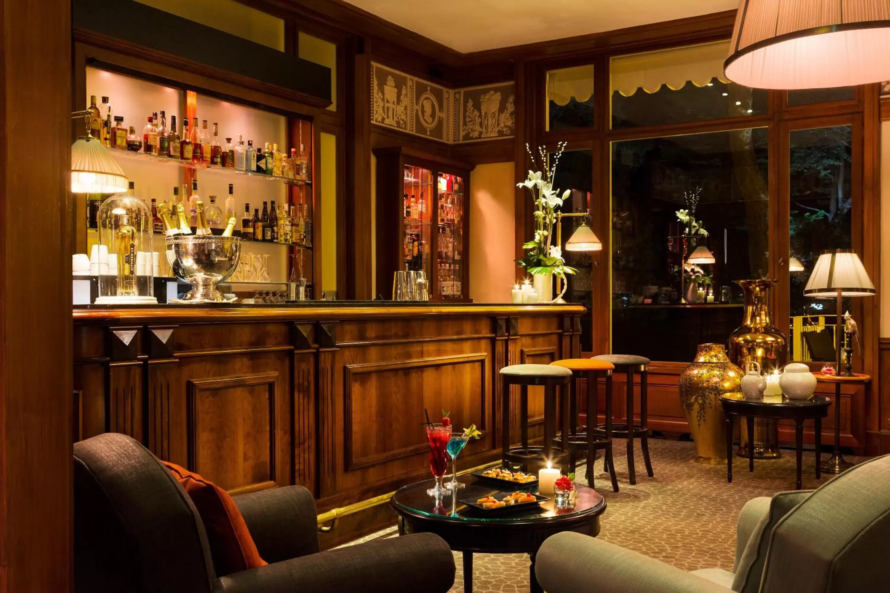 Lounge or bar, Restaurant/Places to Eat in Hôtel Barrière Le Royal La Baule