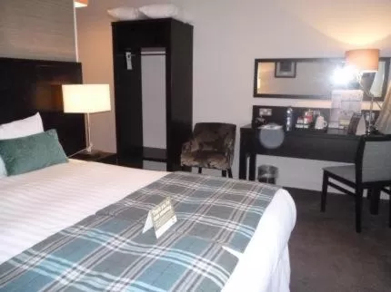 Shower, Bed in The Golden Acorn Wetherspoon