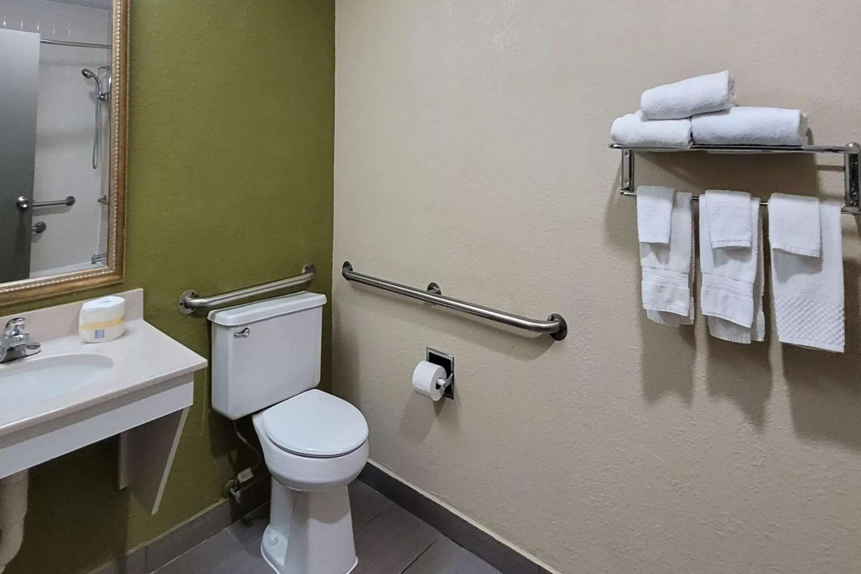 Bedroom, Bathroom in Quality Inn & Suites Columbia I-70