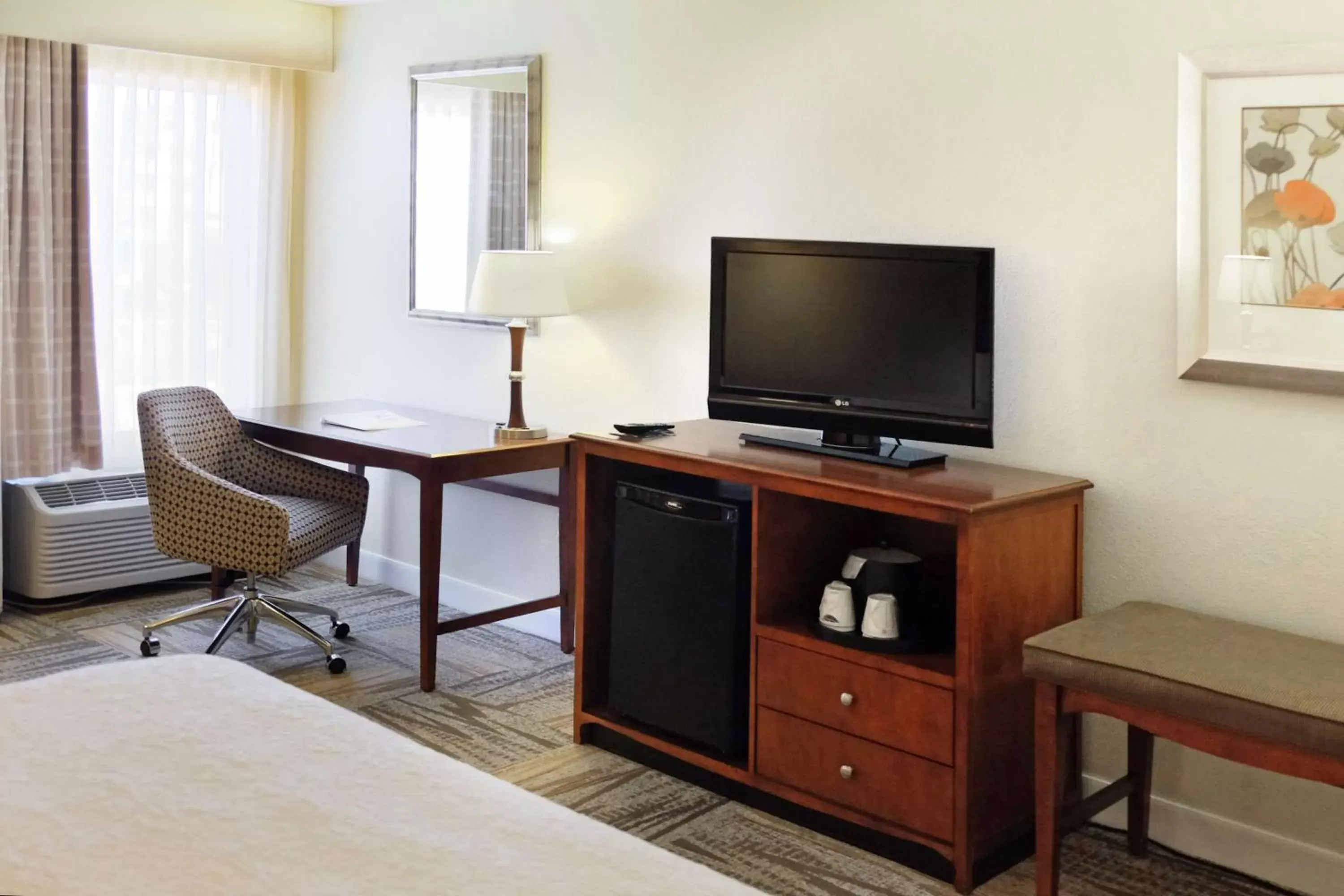 Bedroom, TV/Entertainment Center in Hampton Inn Lima