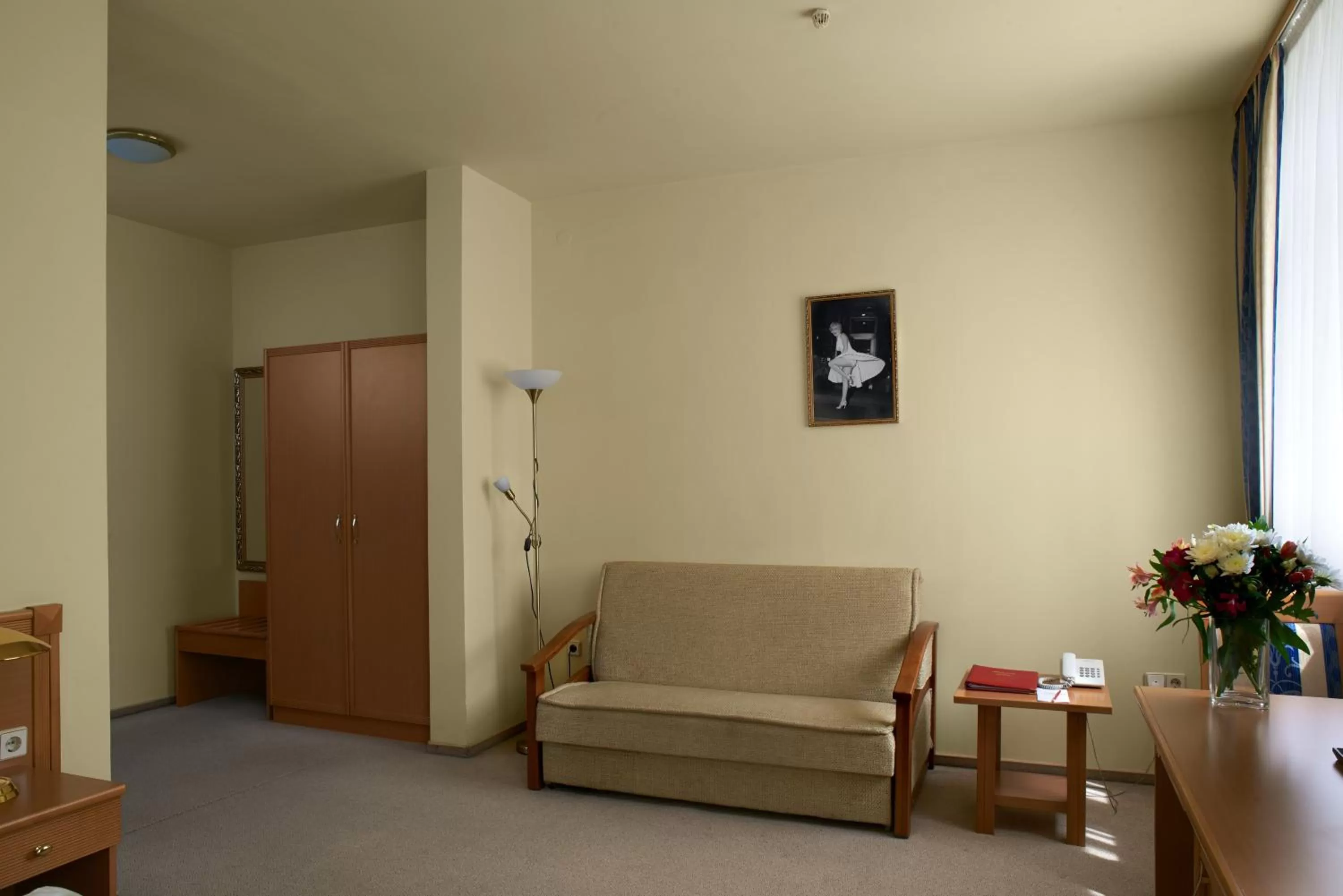 Photo of the whole room in Oscar