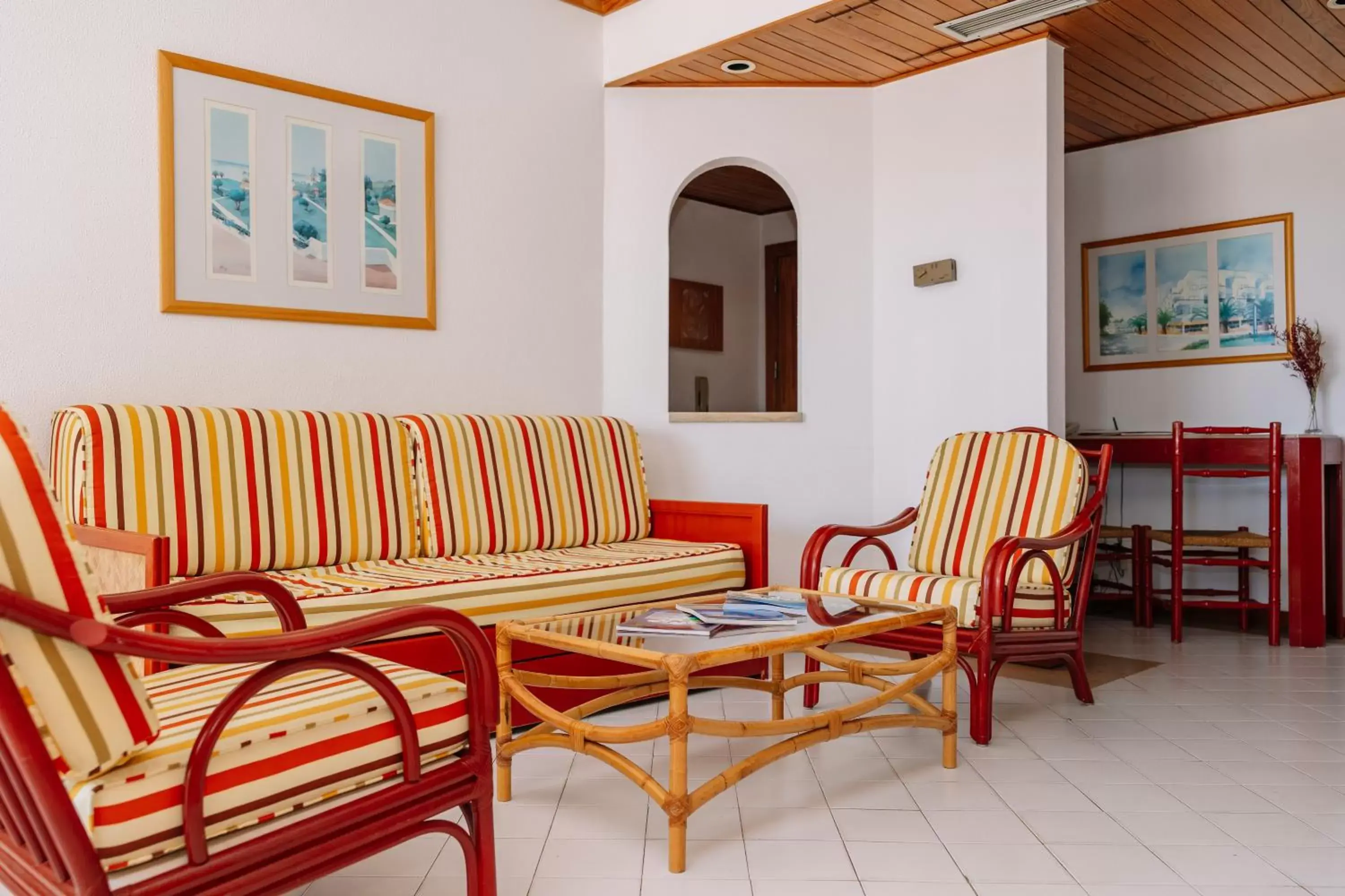 Living room, Seating Area in Muthu Oura Praia Hotel