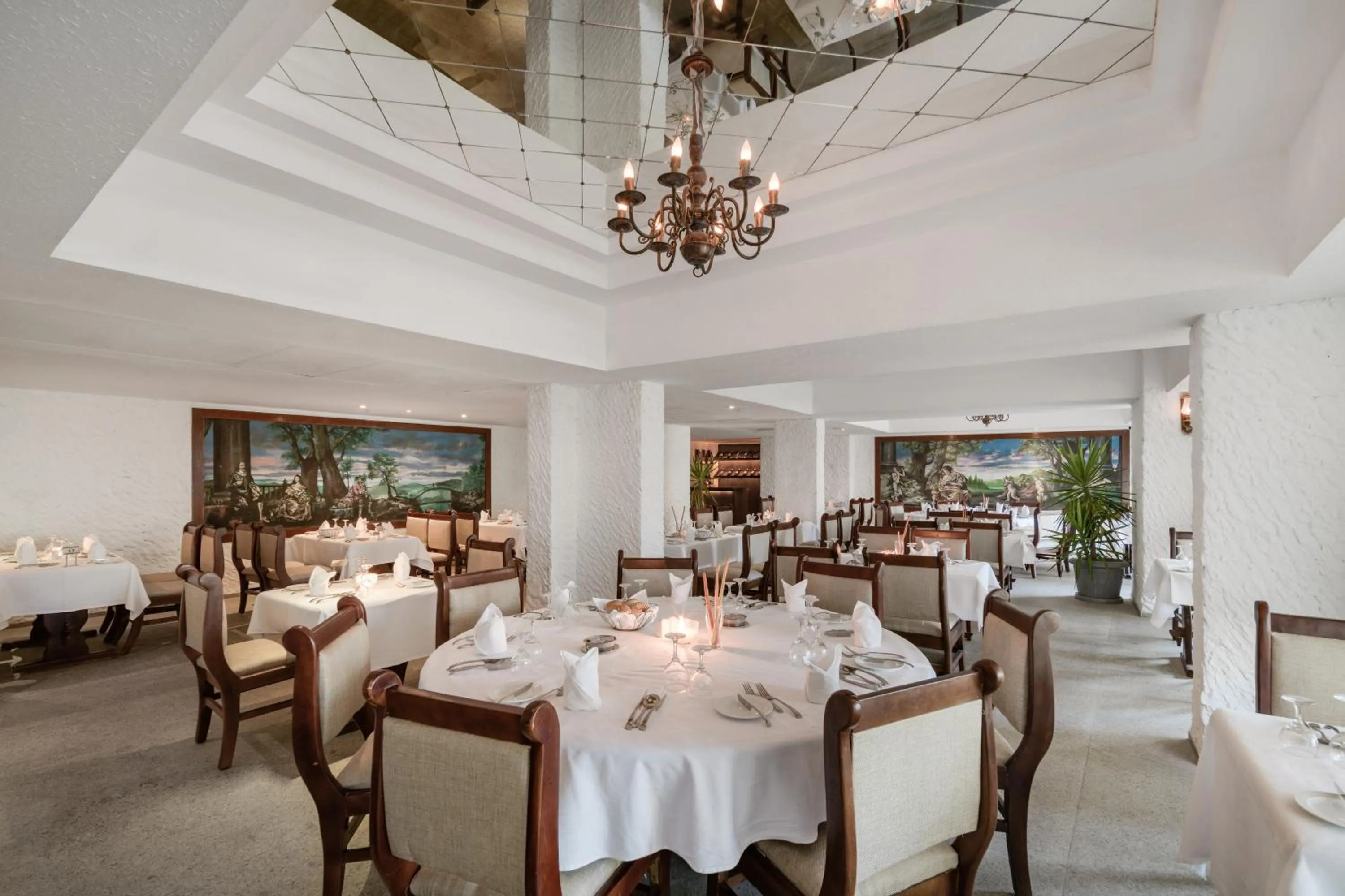 Restaurant/places to eat in Sindbad Club