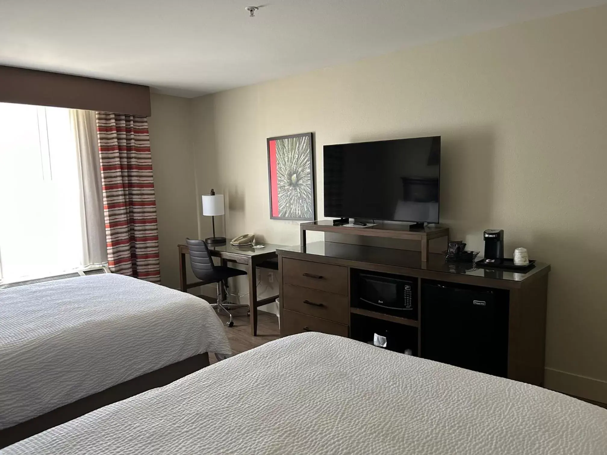 TV and multimedia, Bed in Holiday Inn & Suites - Barstow, an IHG Hotel