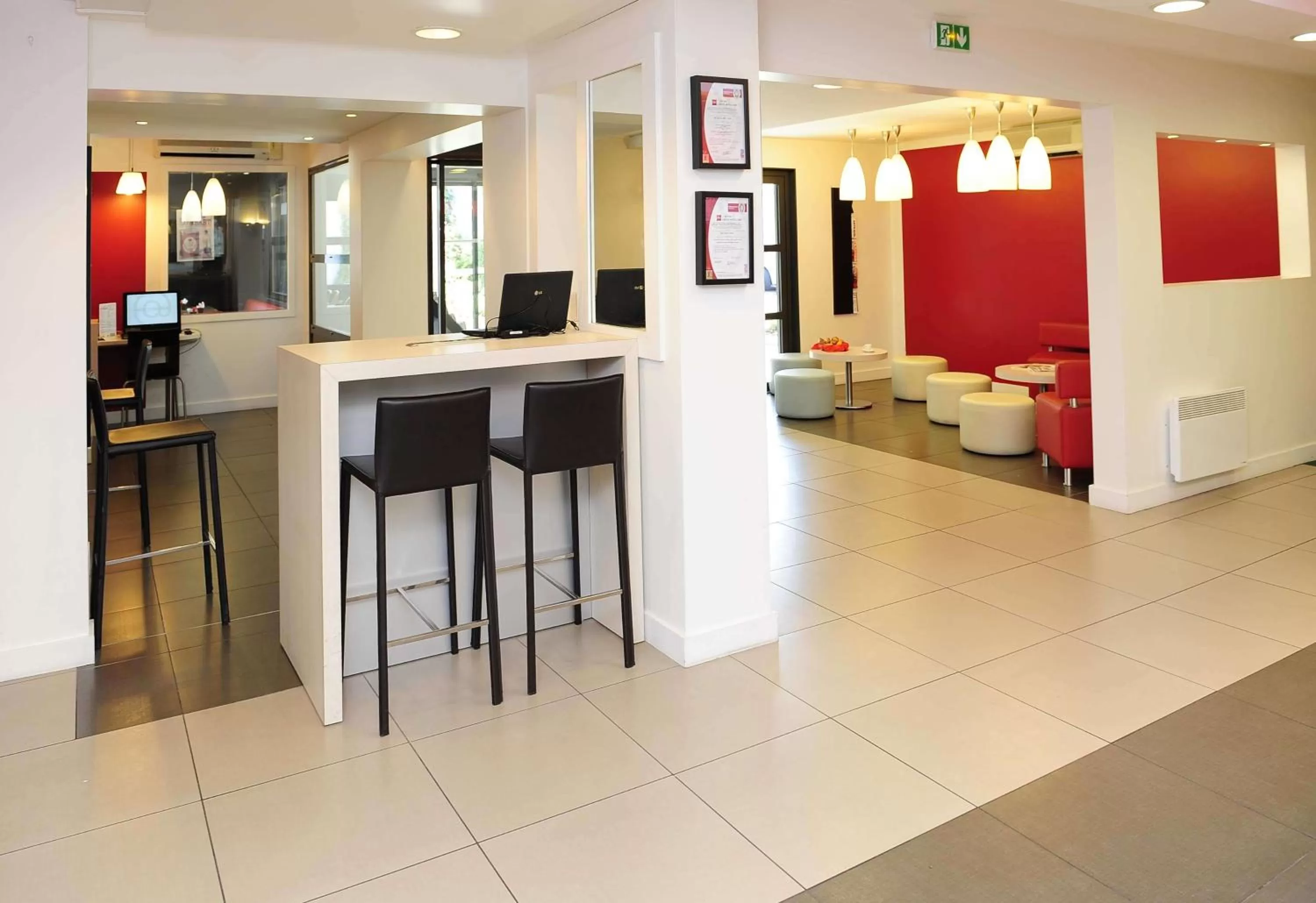 Lounge or bar in ibis Lyon Est Beynost