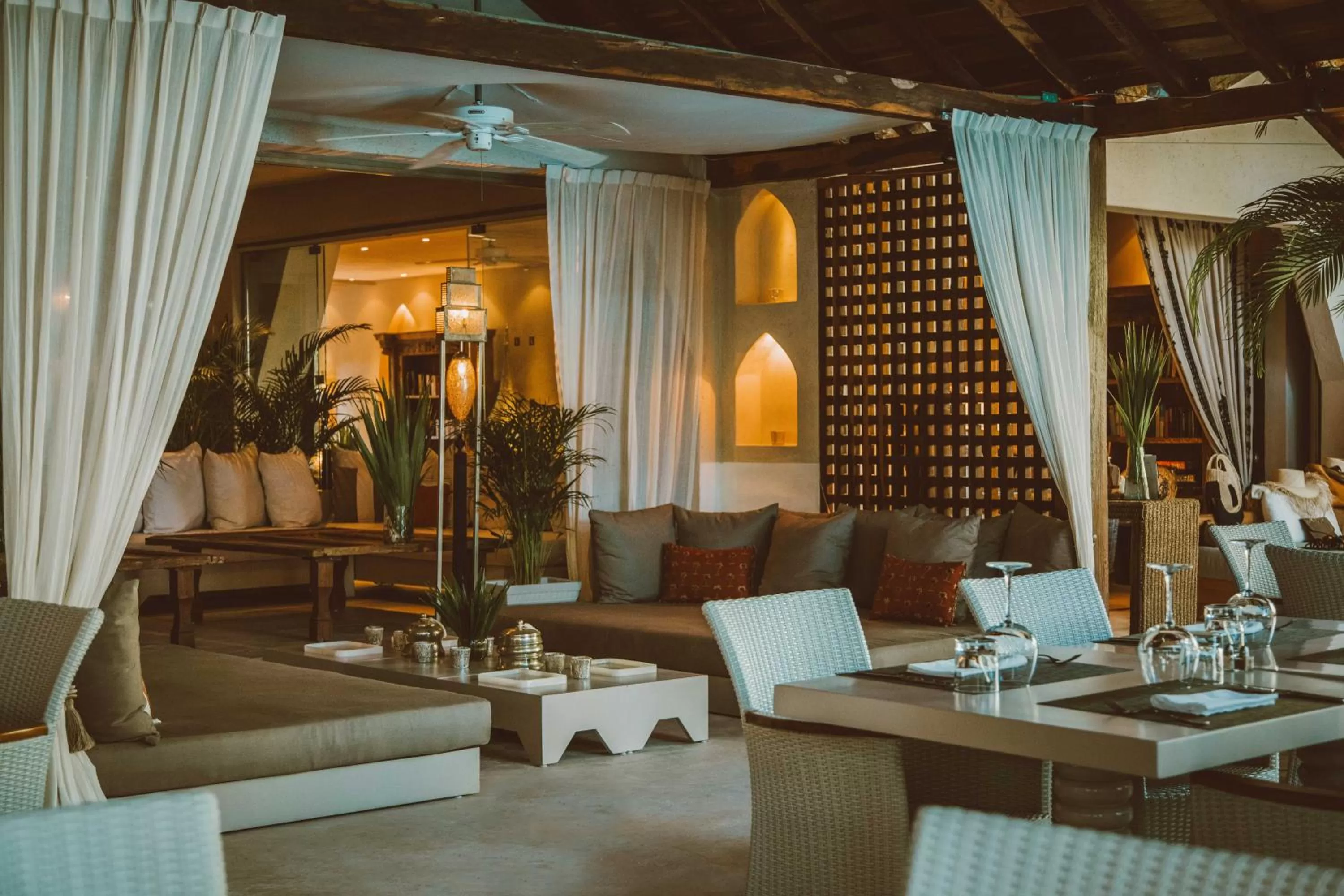 Restaurant/places to eat in Jashita Hotel