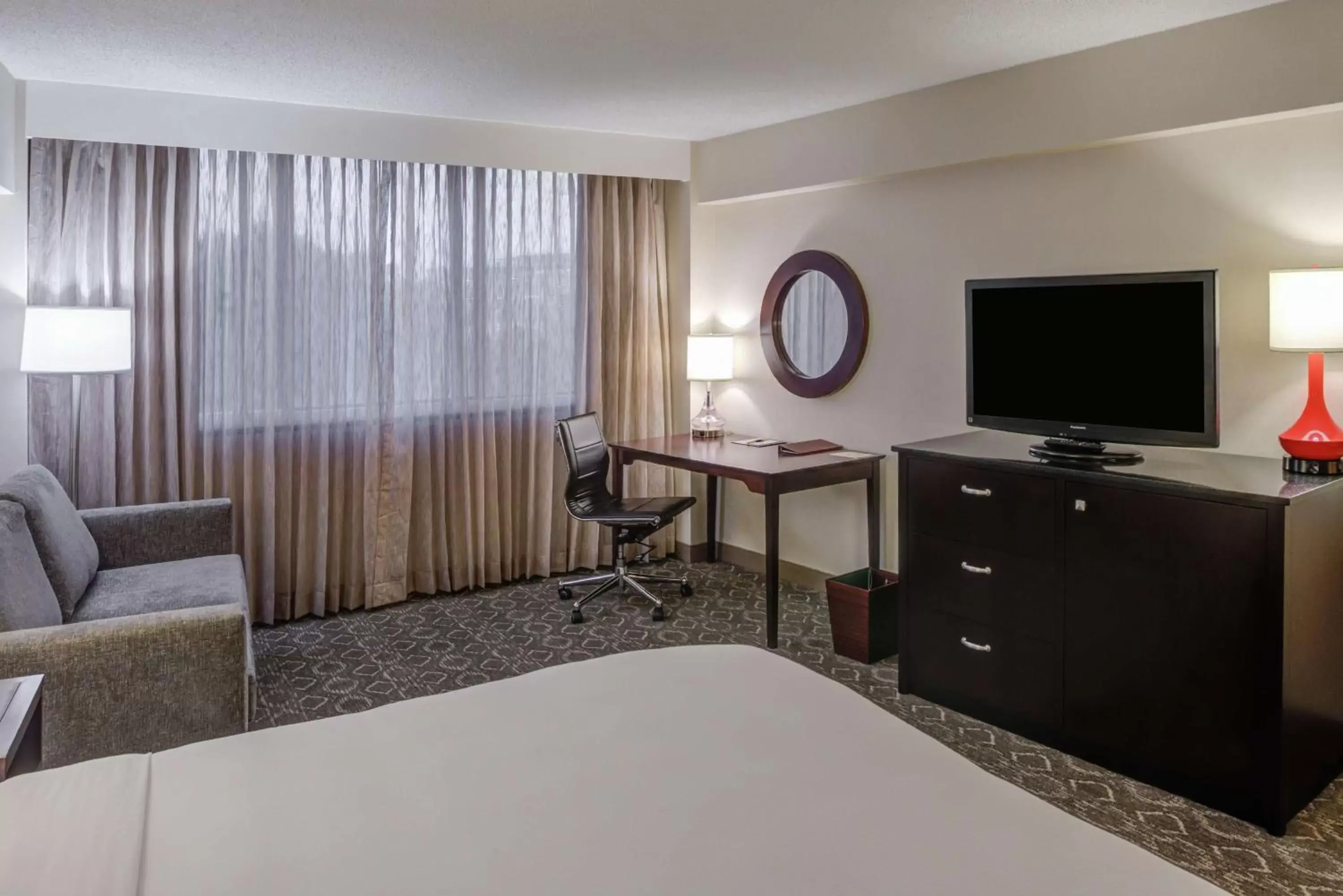 Bedroom, TV/Entertainment Center in DoubleTree by Hilton Atlanta North Druid Hills/Emory Area