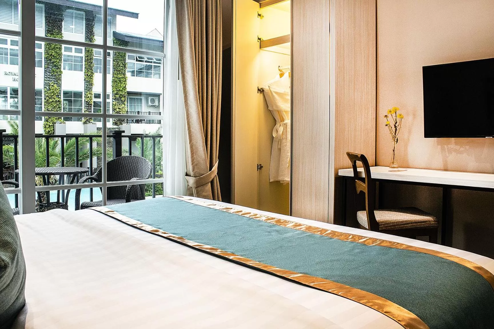 Balcony/Terrace, Bed in Royale Parc Hotel Tagaytay