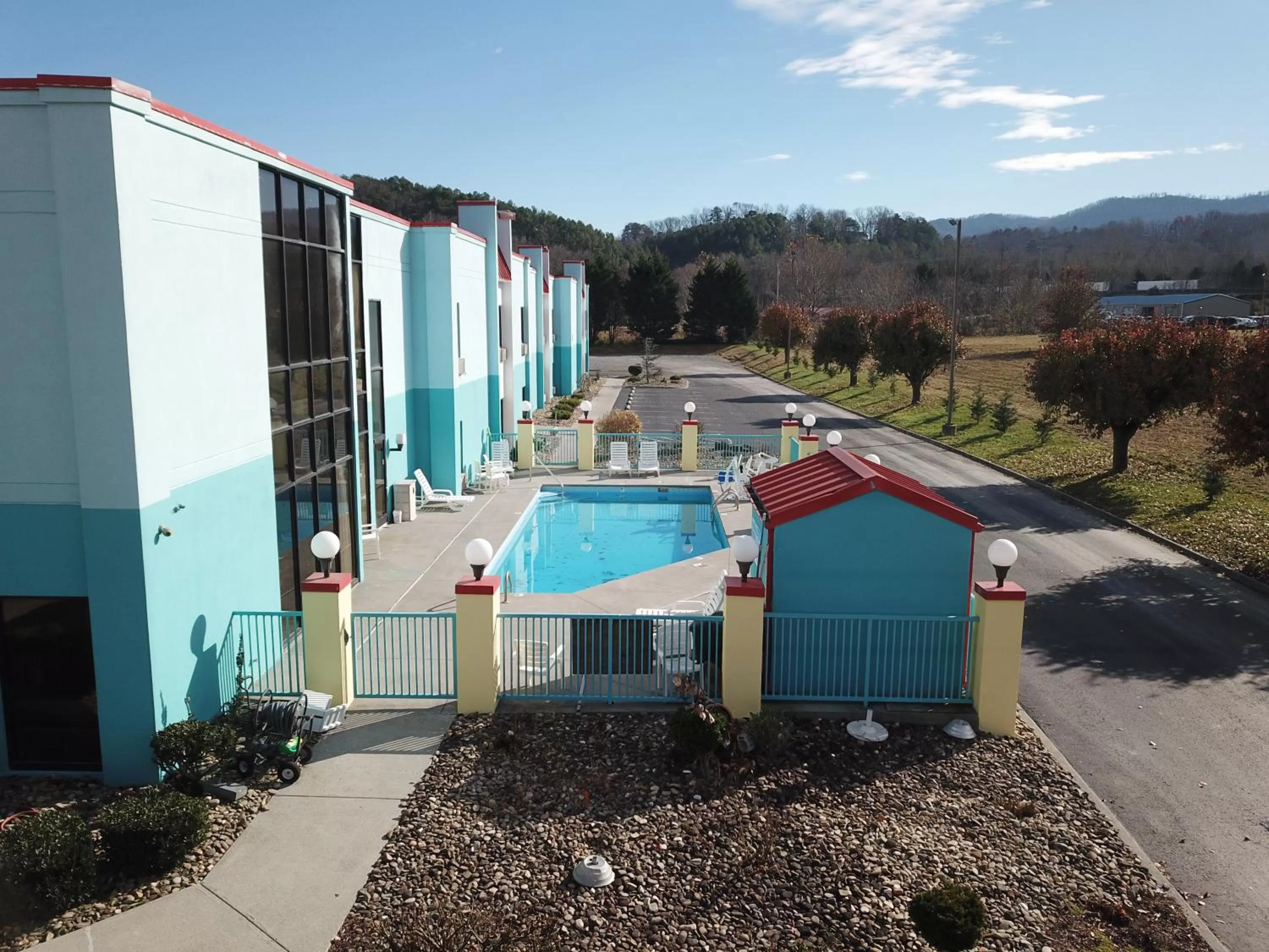 Swimming pool in Econo Lodge Newport Smoky Mountains Gateway