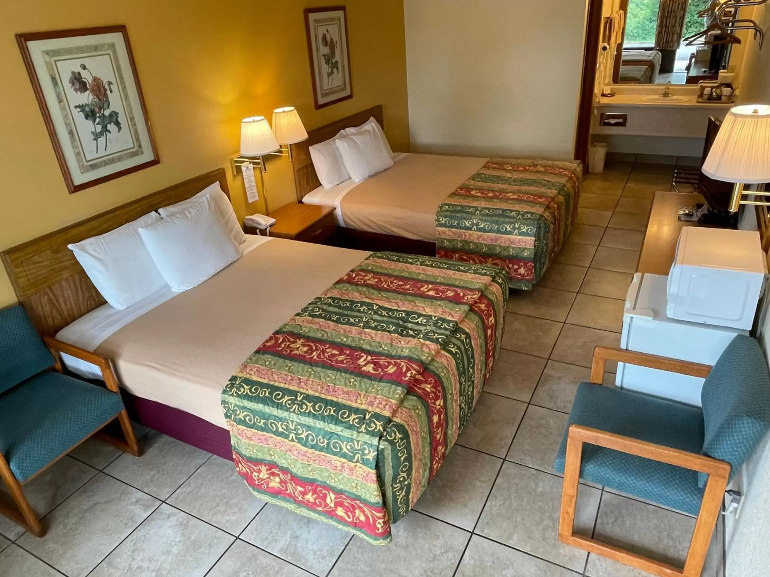 Queen Room with Two Queen Beds - Pet-friendly in Ozark Valley Inn