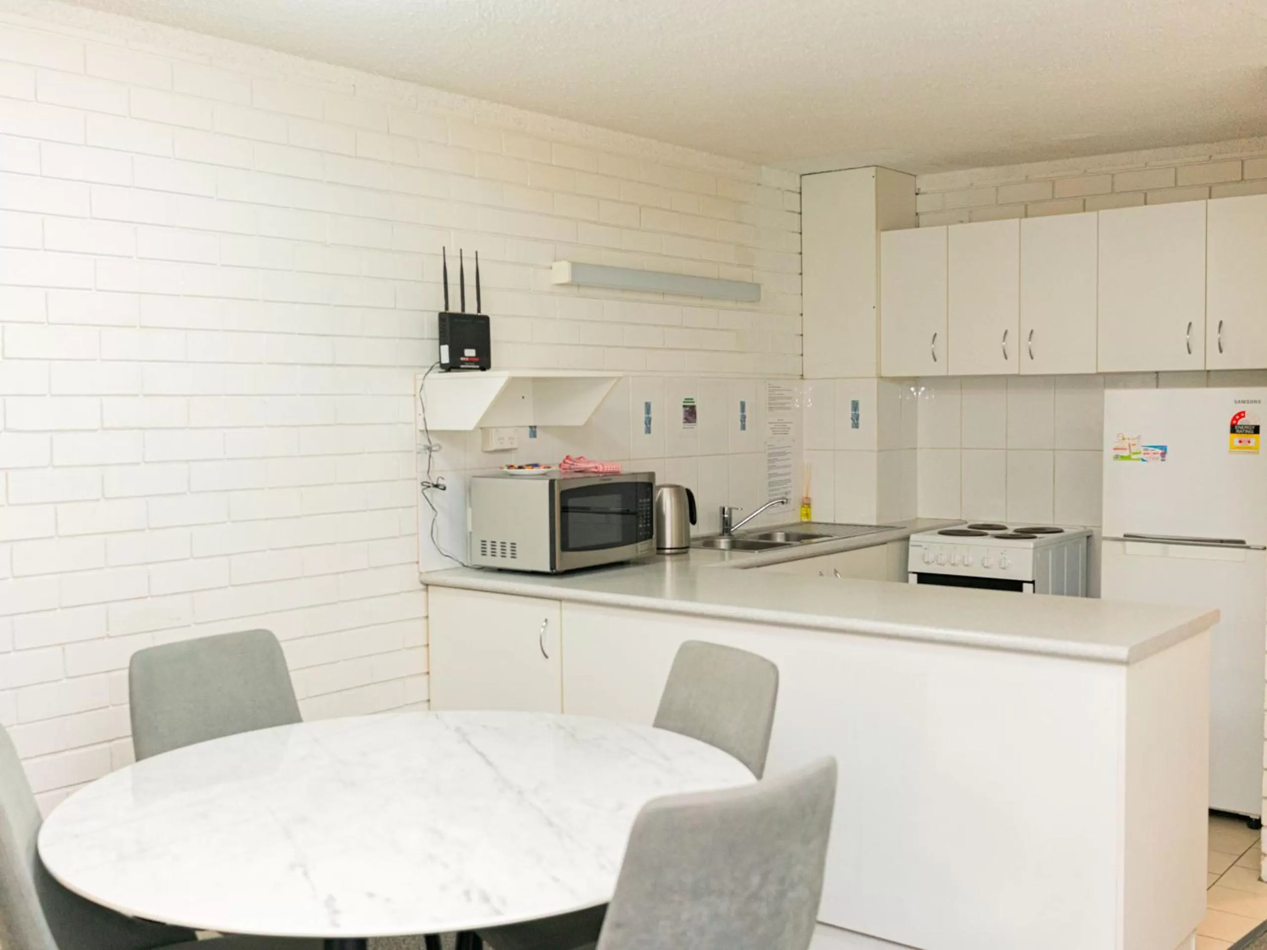 Dining area in Trickett Gardens Holiday Inn