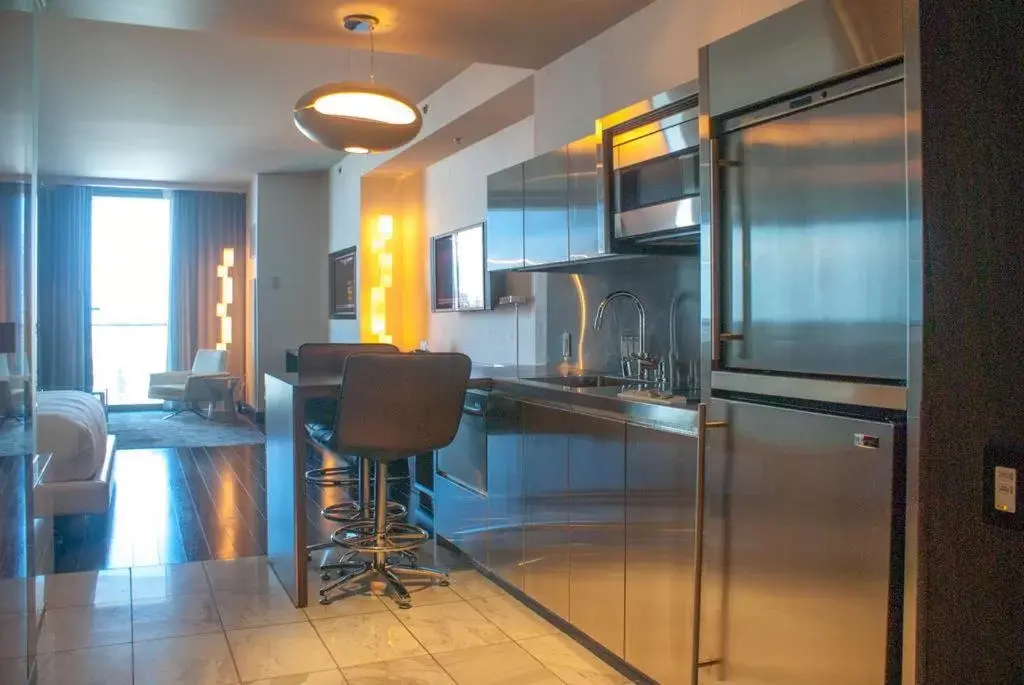 Kitchen or kitchenette, Kitchen/Kitchenette in Luxury Suites at Palms Place