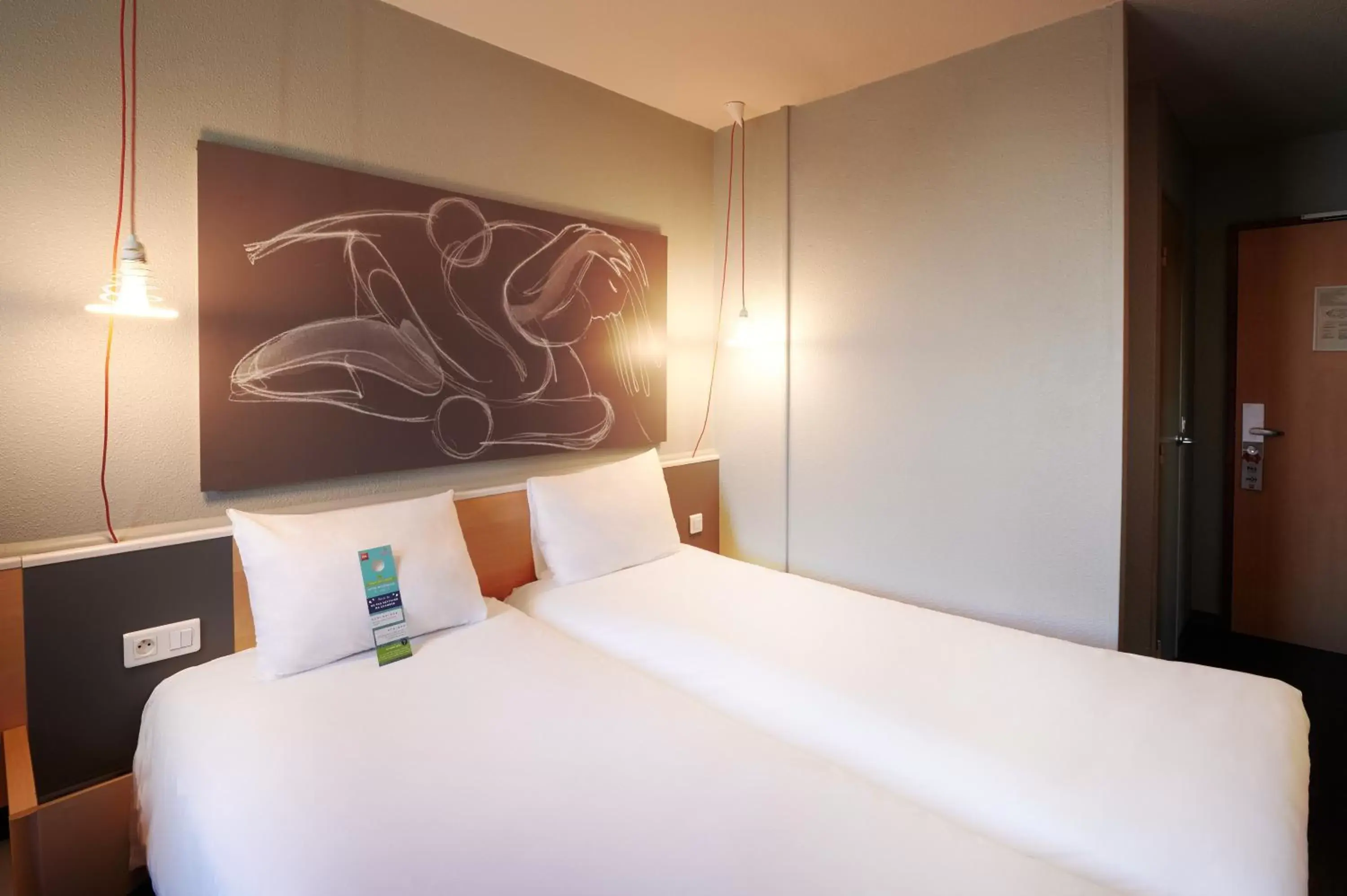 Bedroom, Bed in ibis Lyon Gerland Musée des Confluences