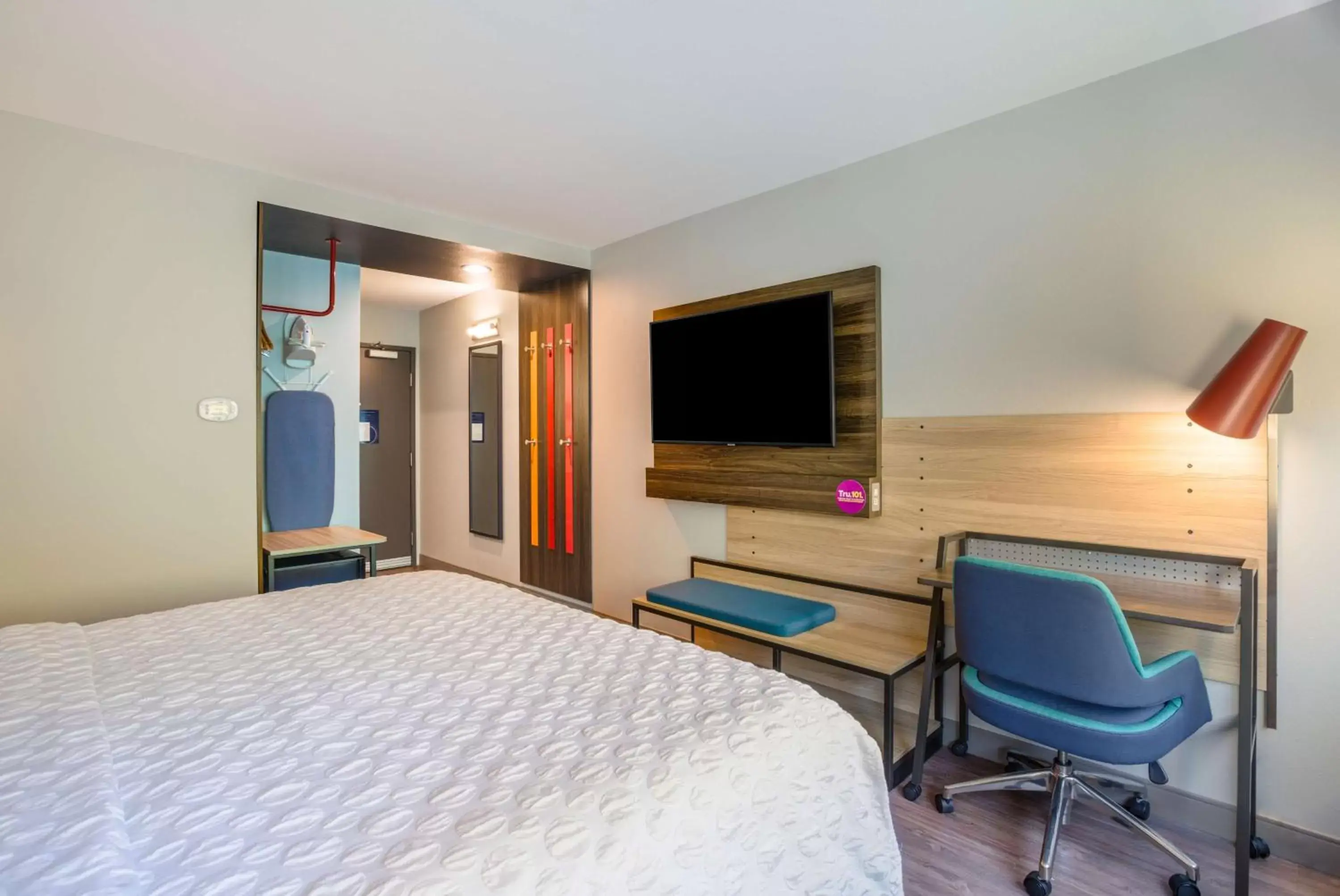 Bedroom, TV/Entertainment Center in Tru By Hilton Saint Joseph
