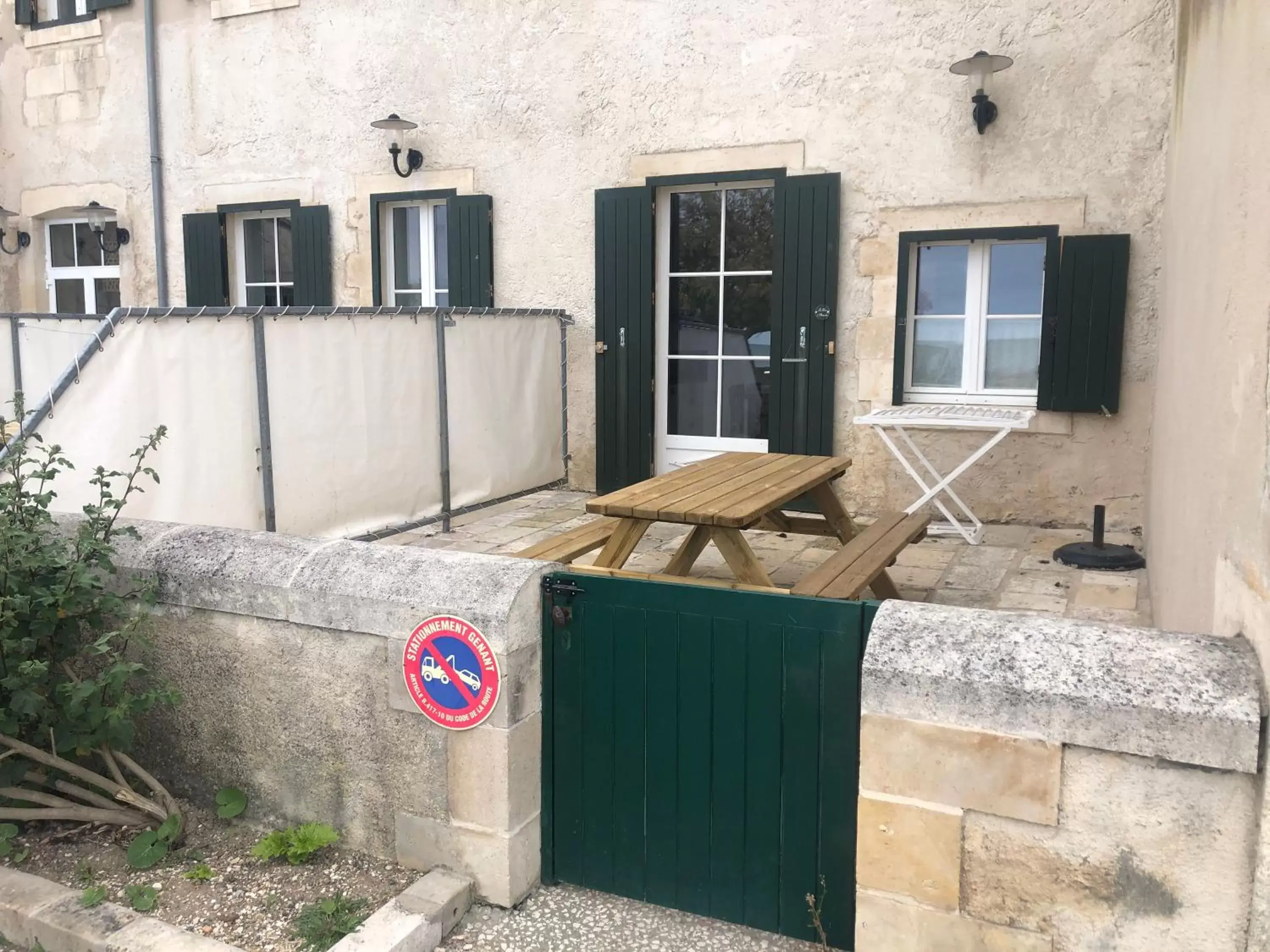 Patio in Le Mole (Appartements et Chambres)