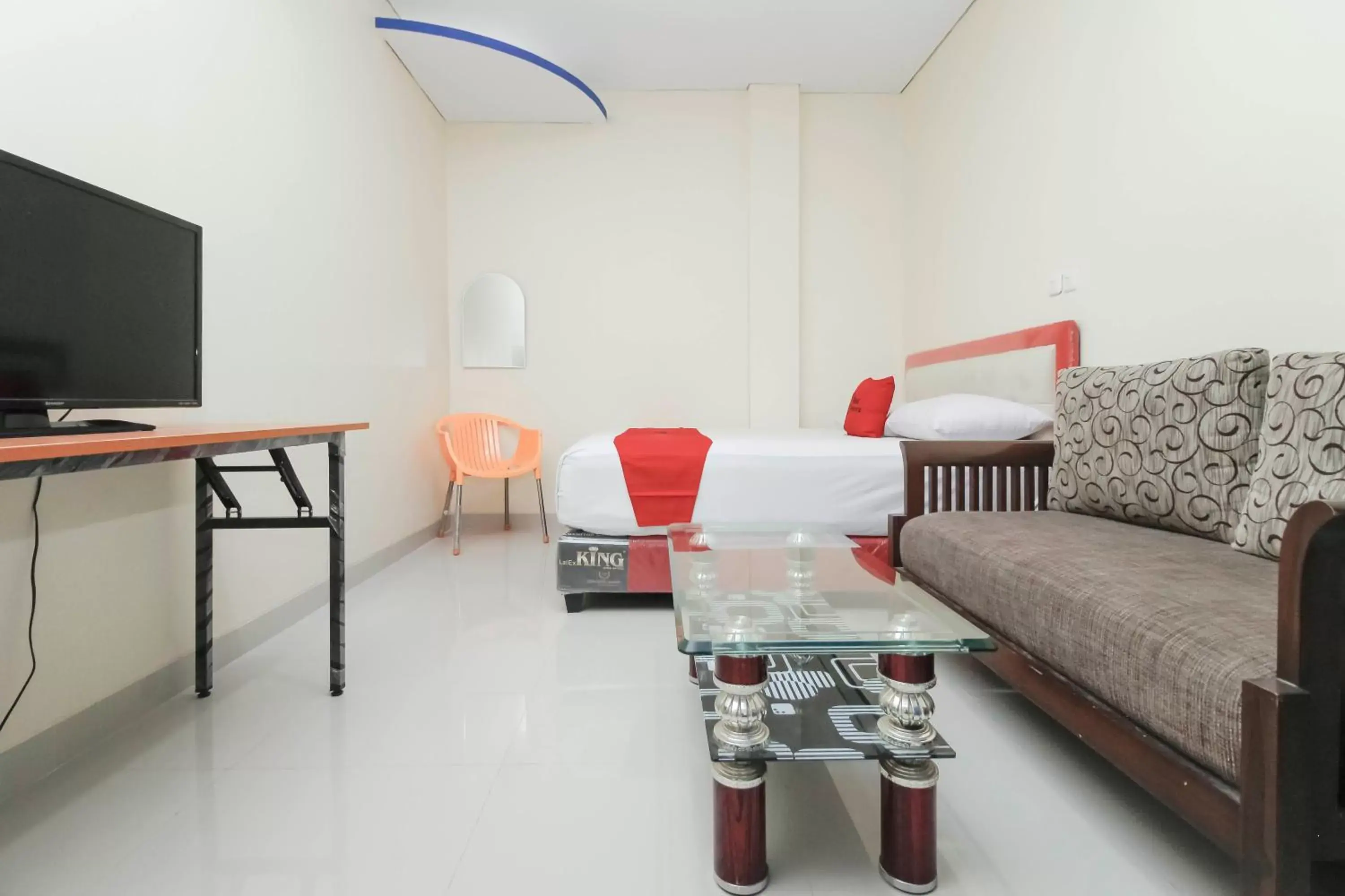 Bedroom, Seating Area in RedDoorz Plus @ Jalan Pemuda Jakarta
