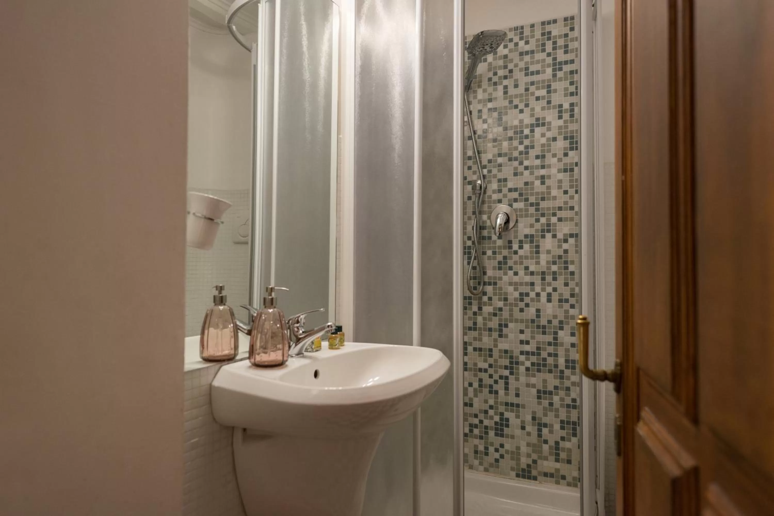 Shower in Corte Dei Neri