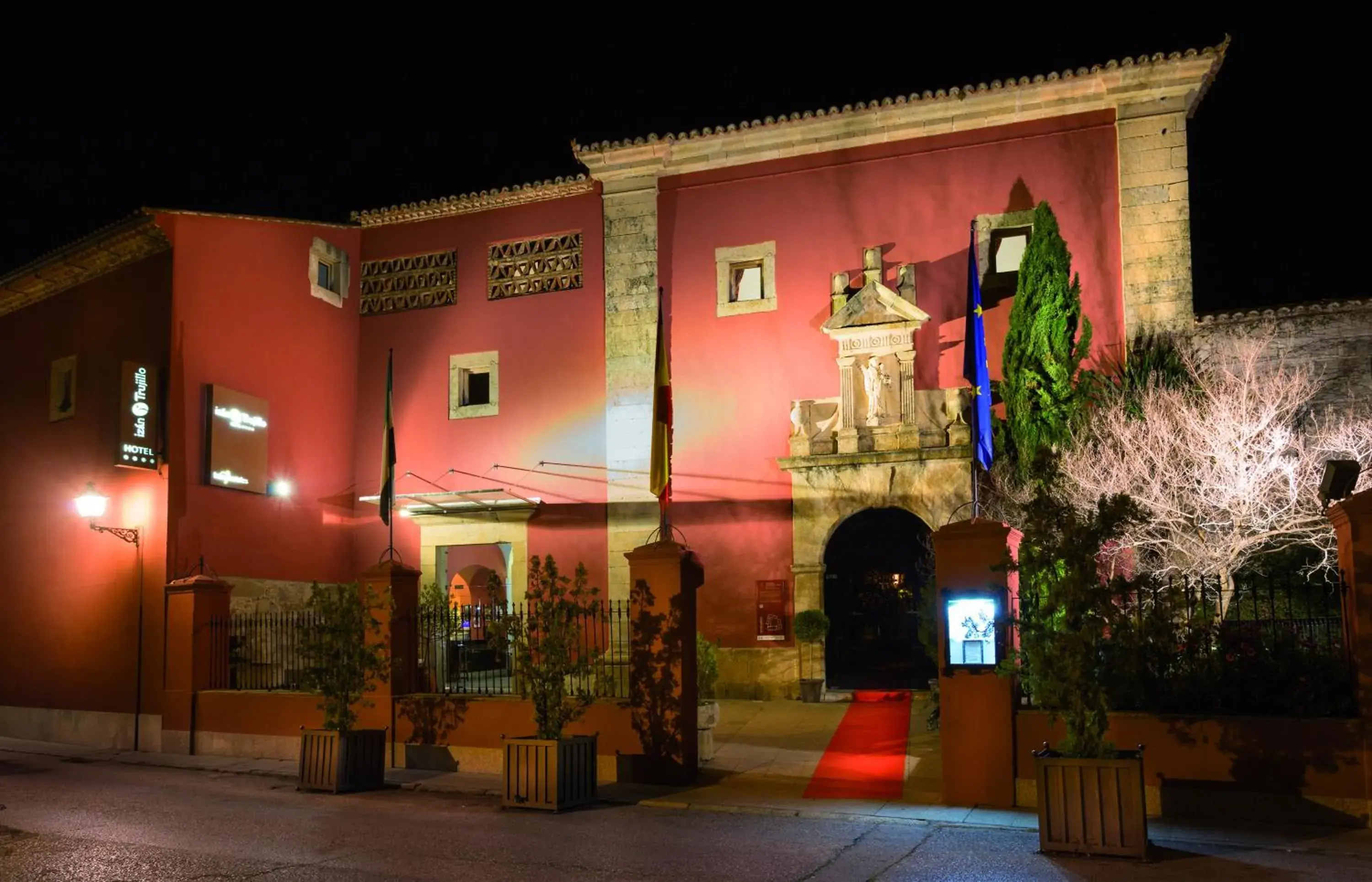 Facade/entrance, Property Building in Izan Trujillo