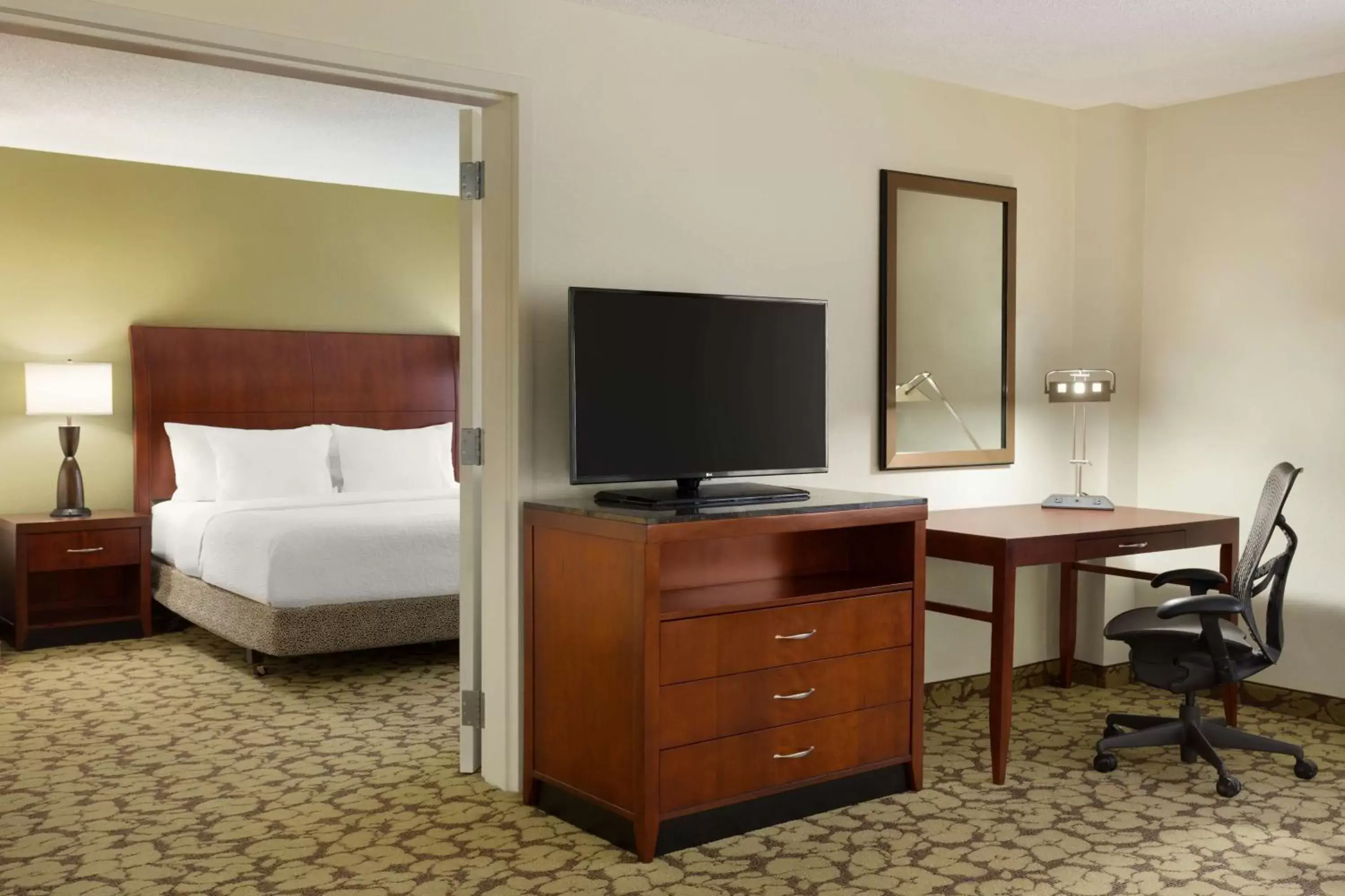 Bedroom, TV/Entertainment Center in Hilton Garden Inn West Monroe