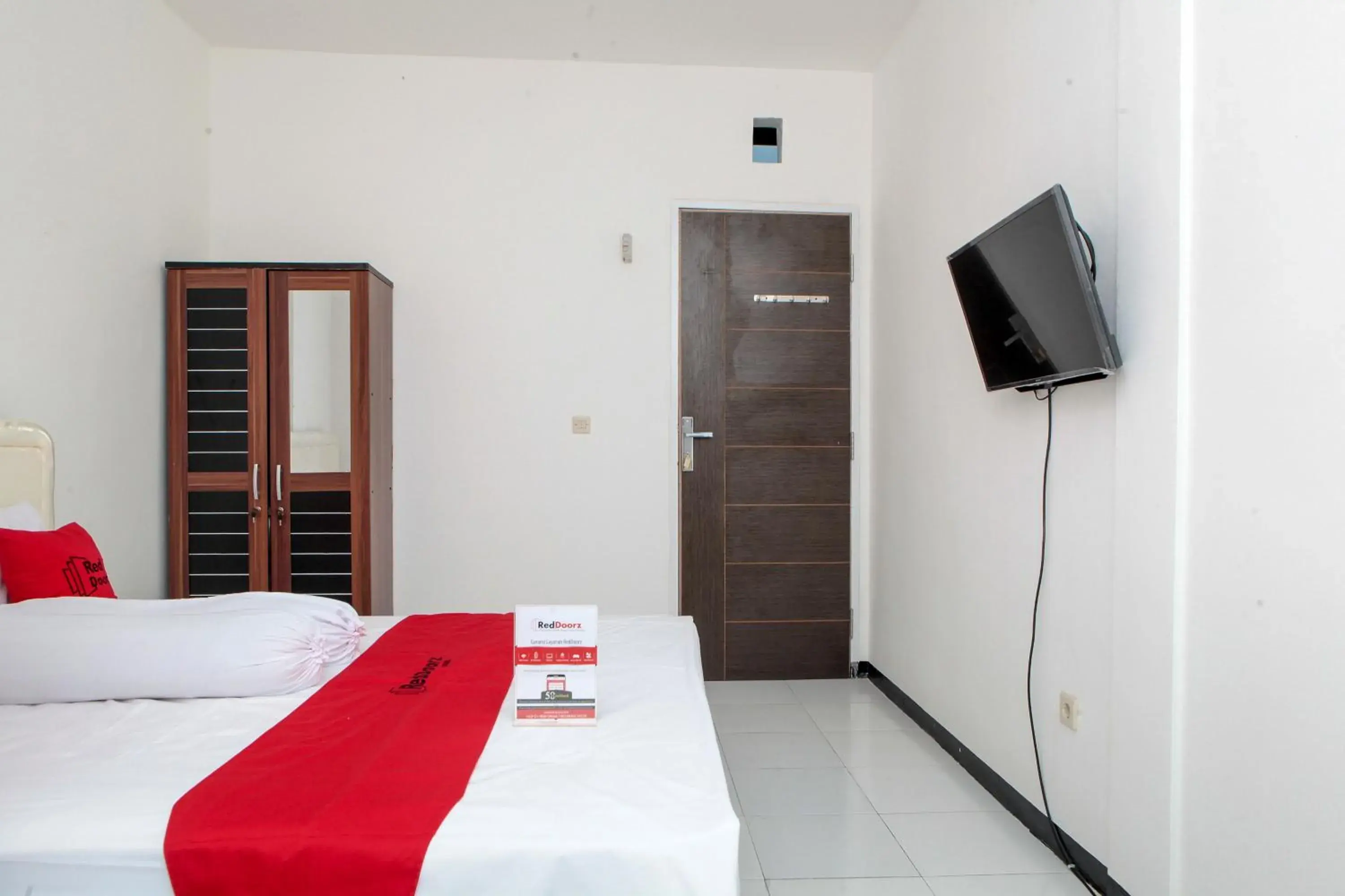 Bedroom, Bed in RedDoorz near Telkom Corporate University